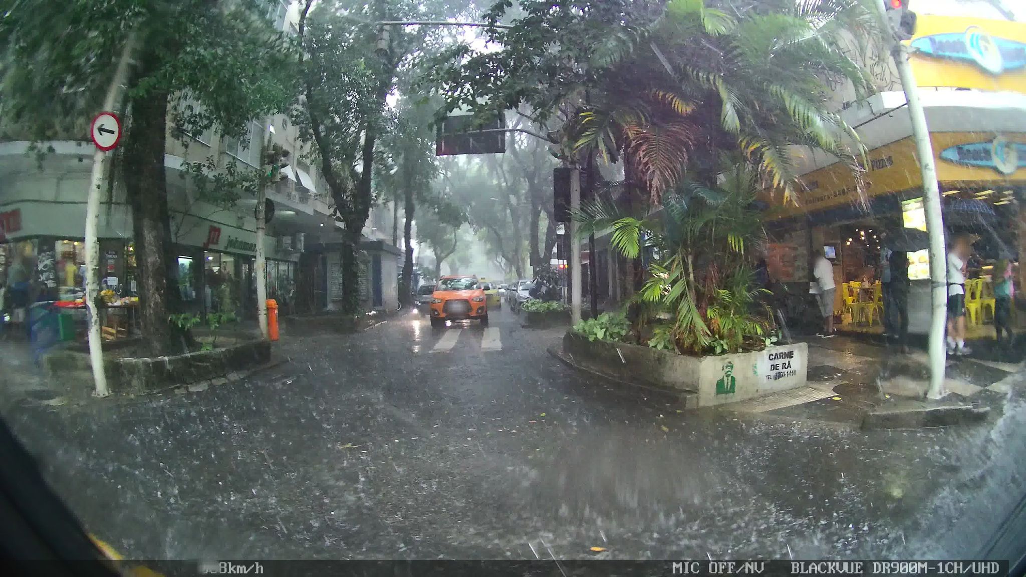 Street-level view near Edifício Campanha, Botafogo