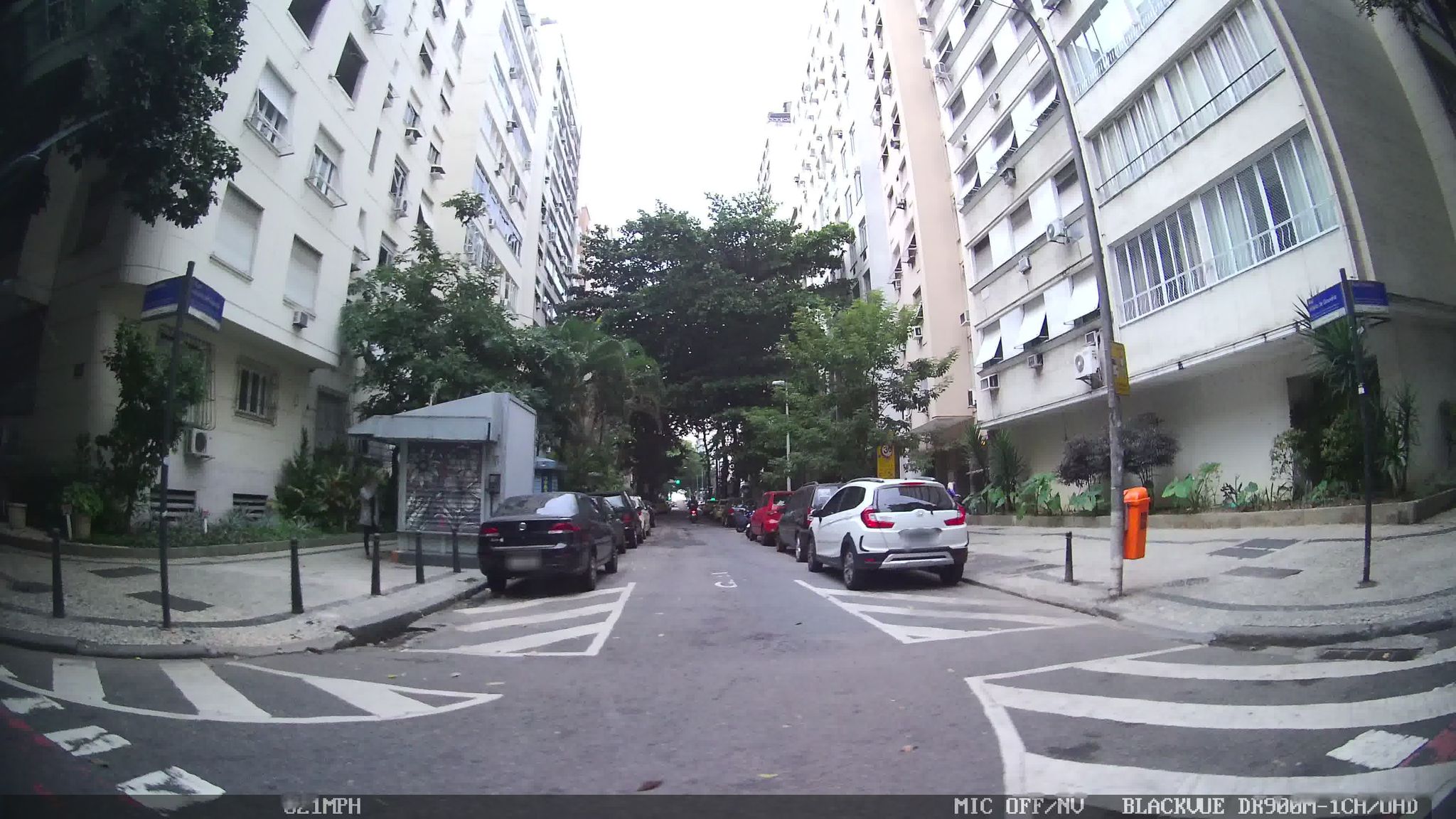Street-level view near Edifício Campeste, Copacabana