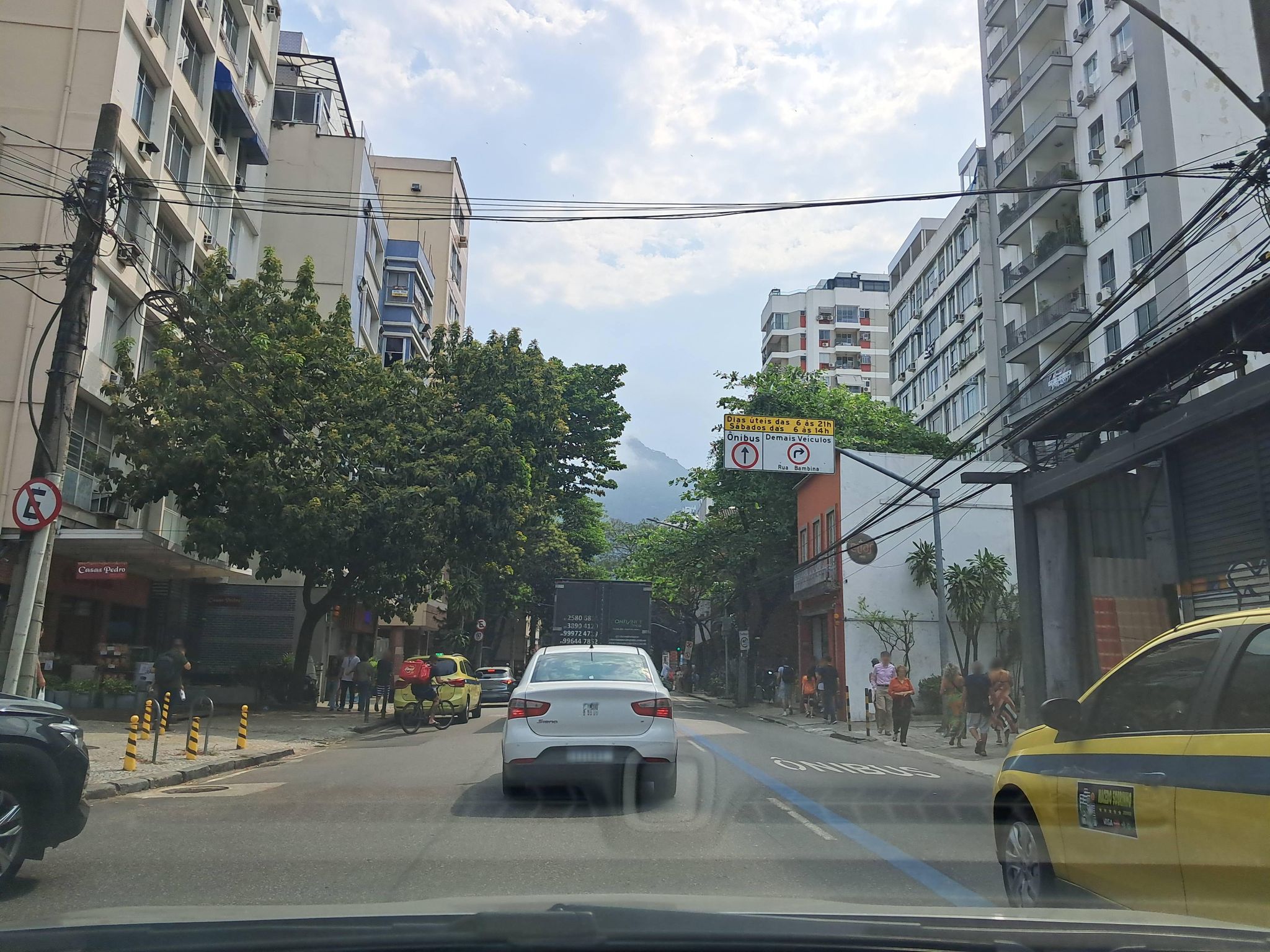 Street-level view near Edifício Camus e Balency, Botafogo