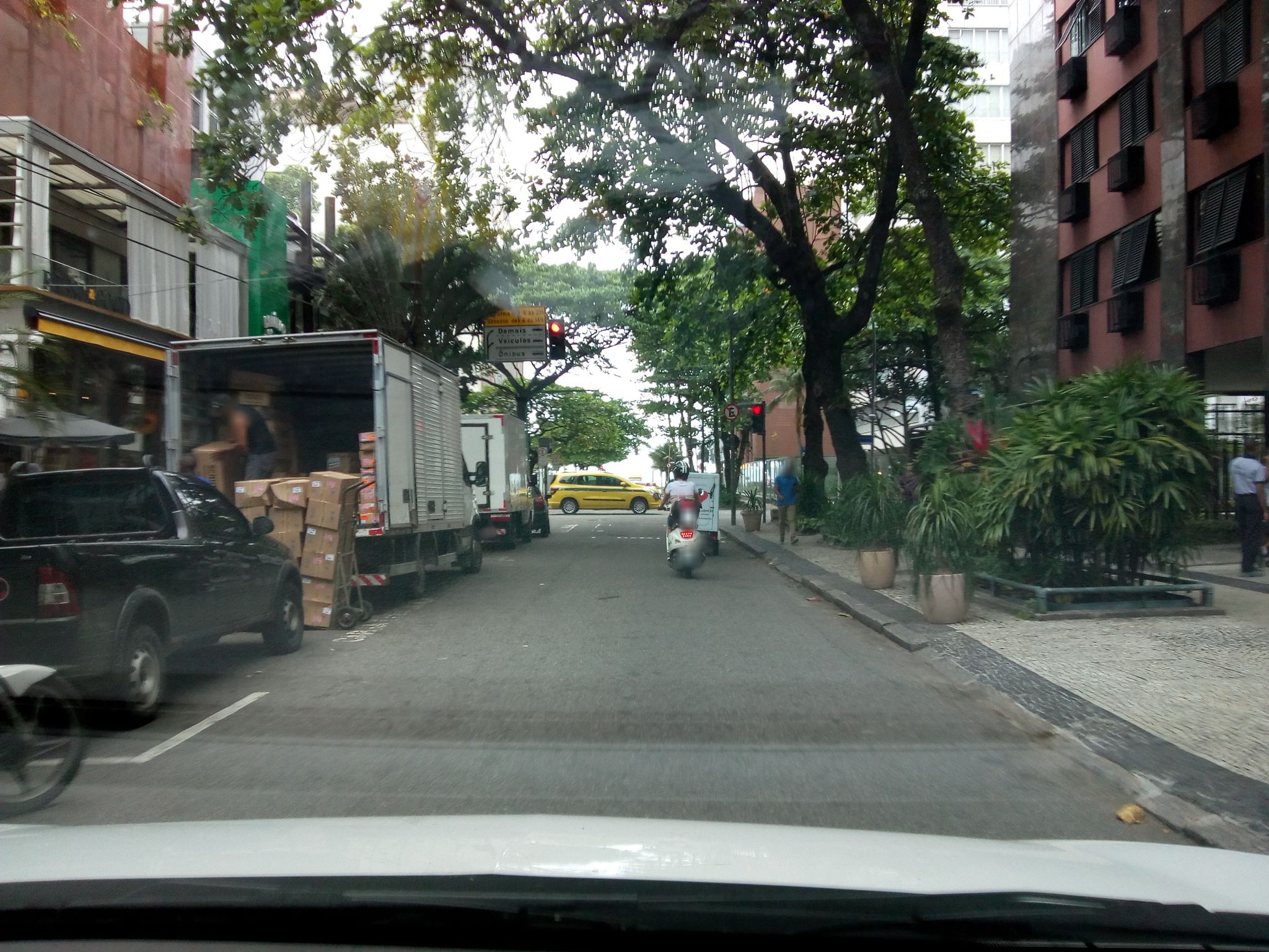 Street-level view near Edifício Canavial, Lagoa