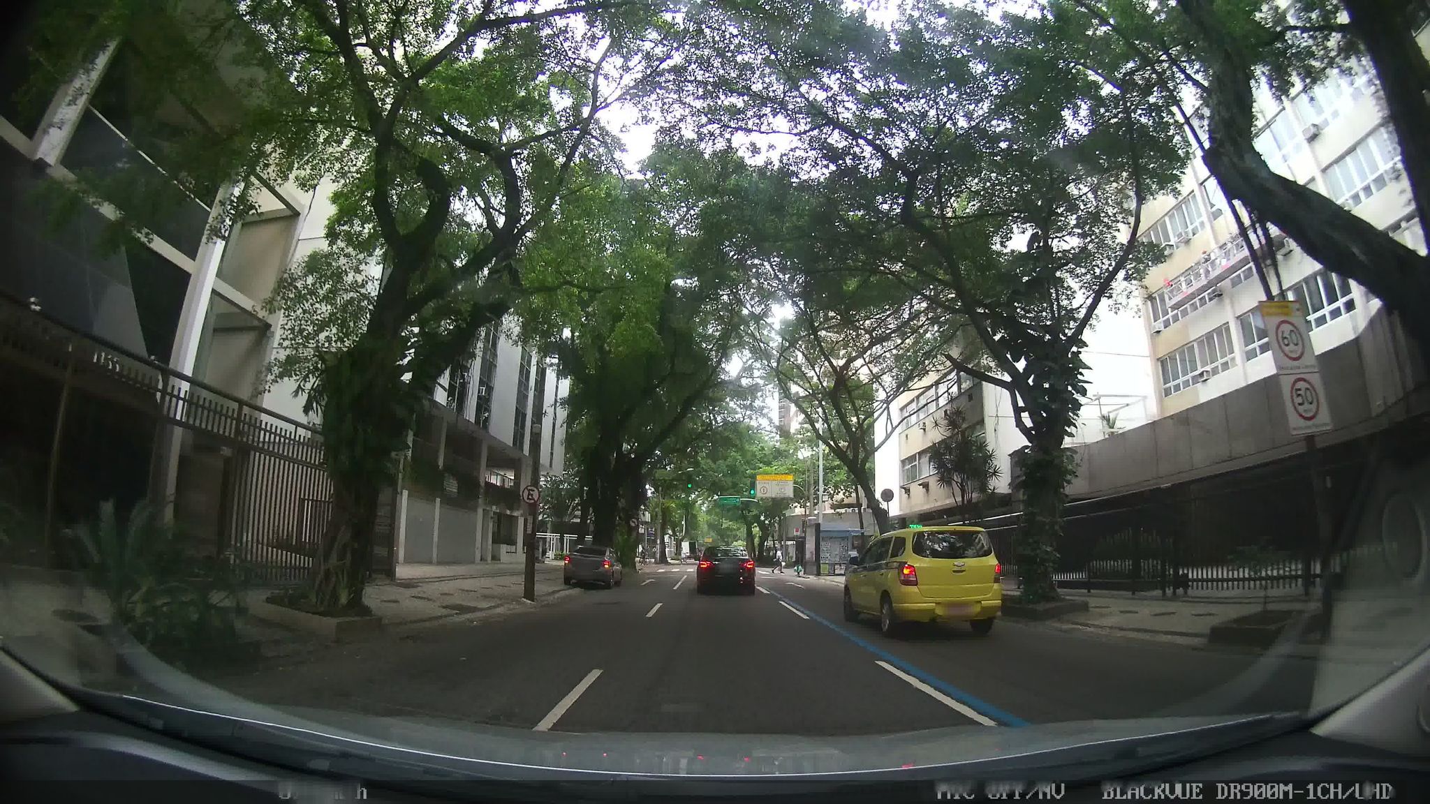 Street-level view near Edifício Canavial, Ipanema