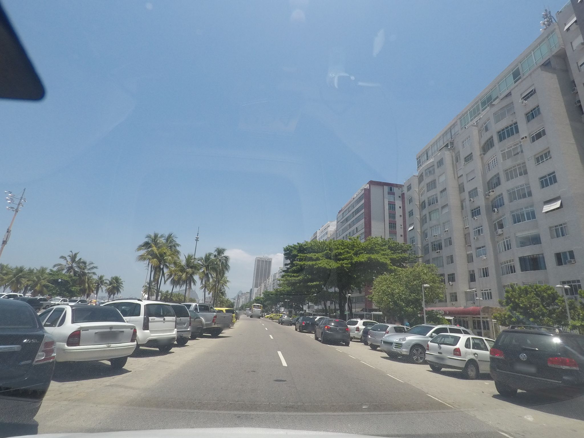 Street-level view near Edifício Cannes, Copacabana