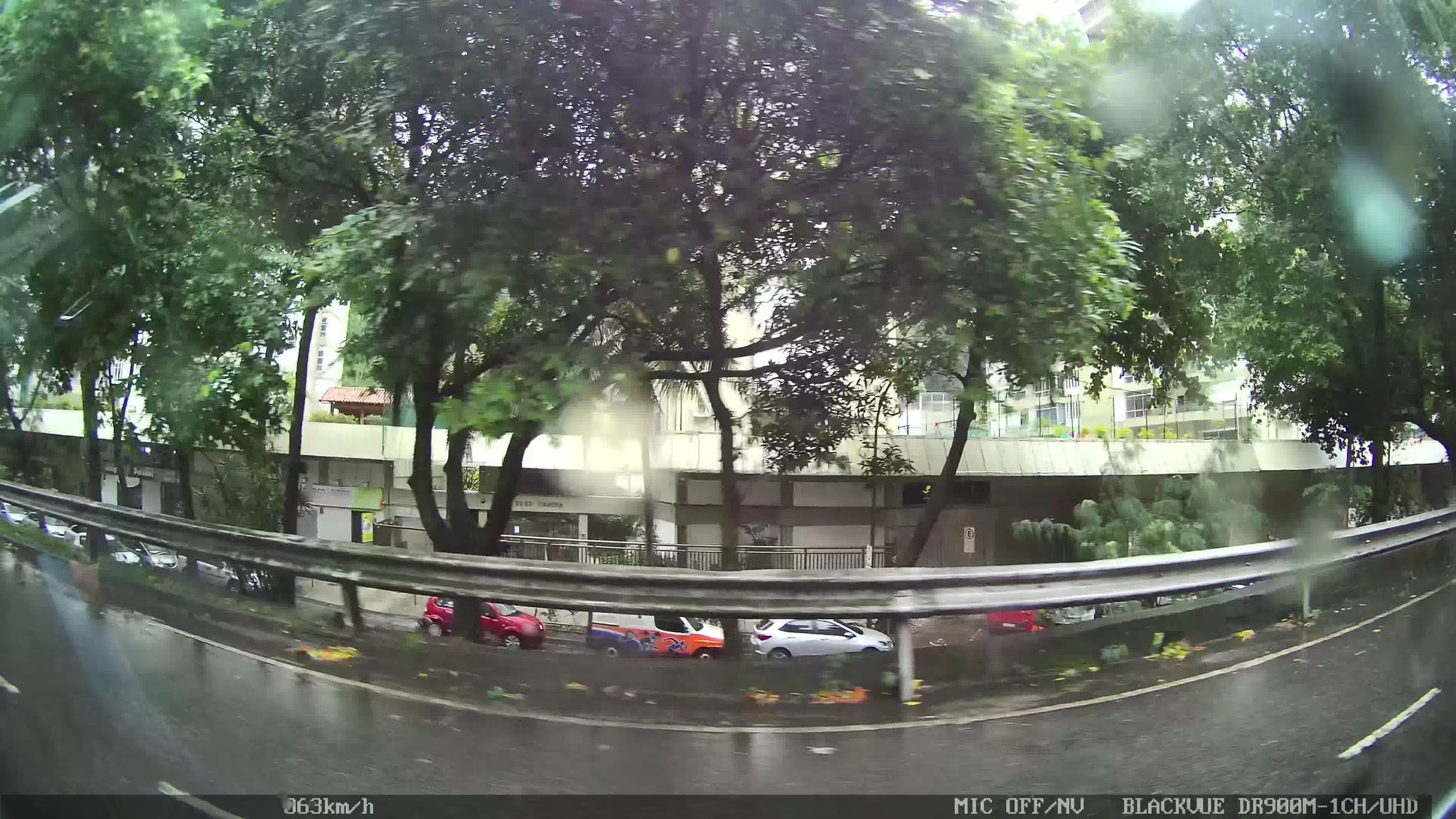 Street-level view near Edifício Canoas, São Conrado