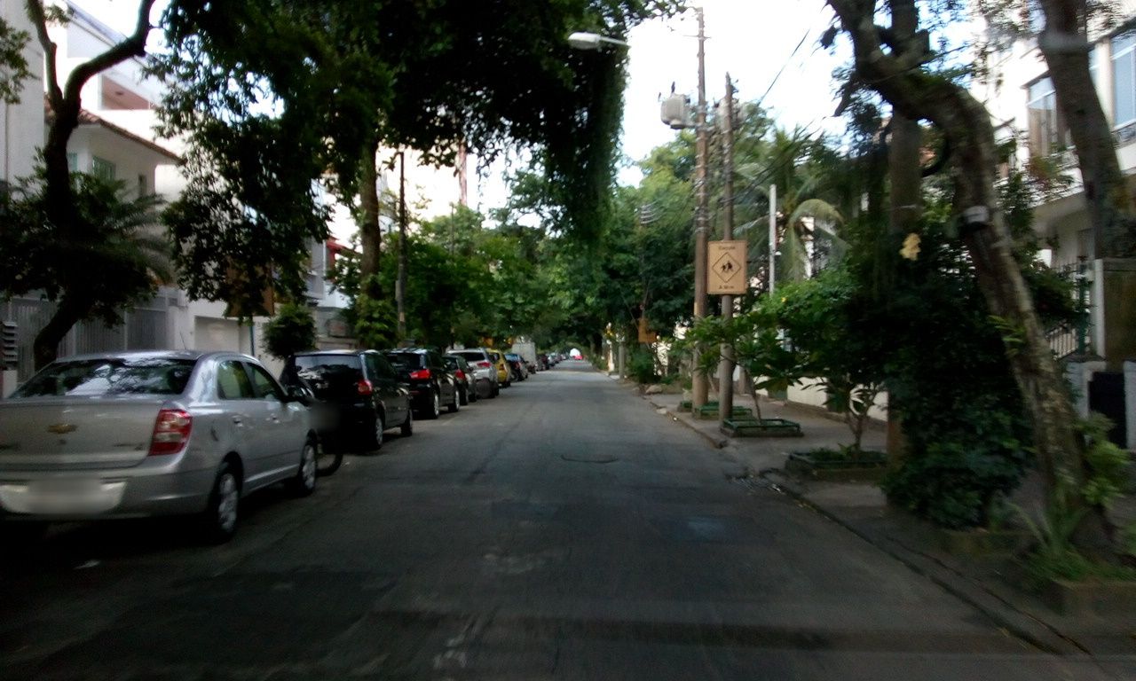 Street-level view near Edifício Cantomar, Urca