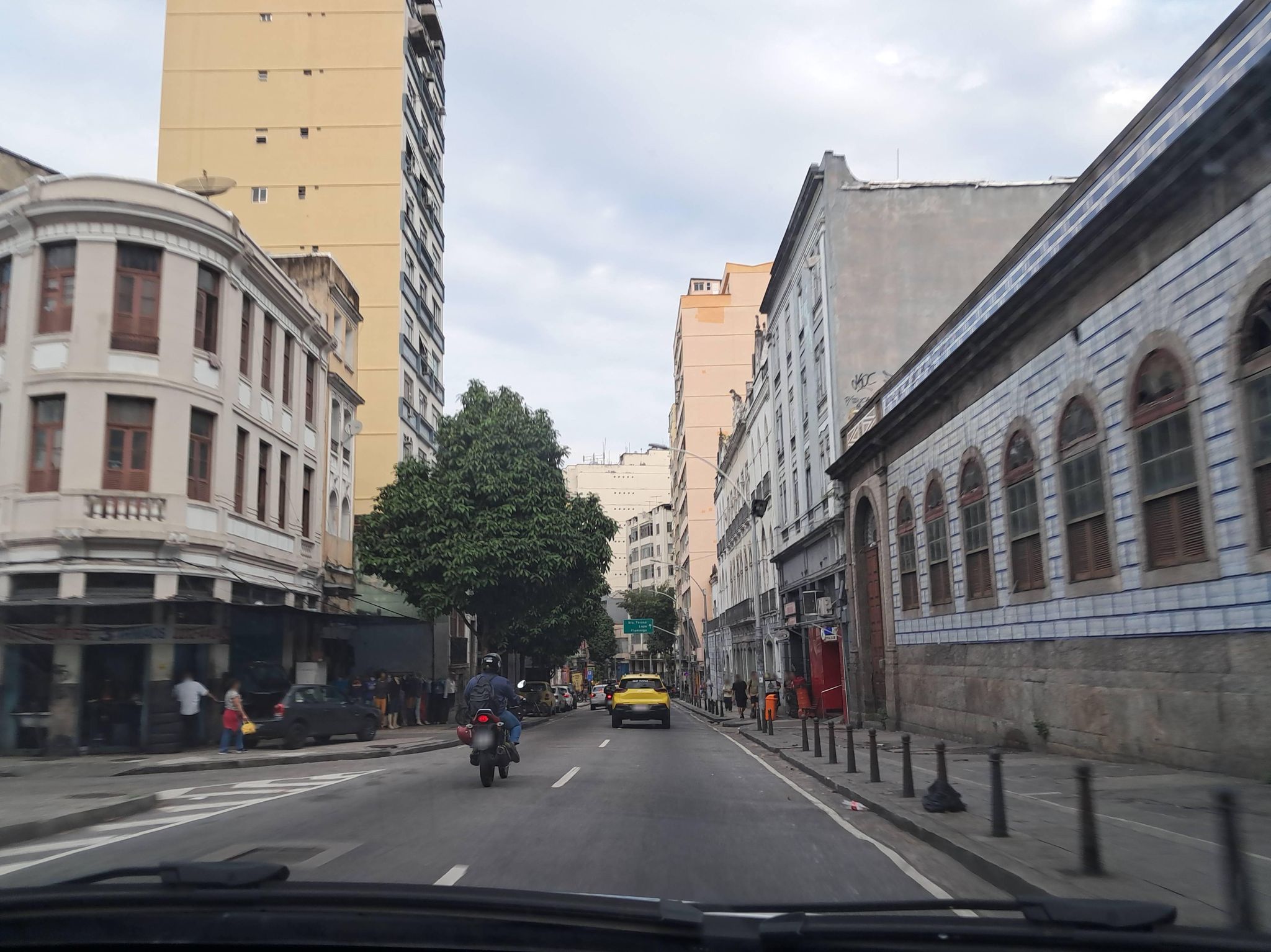 Street-level view near Edifício Cantone, Centro