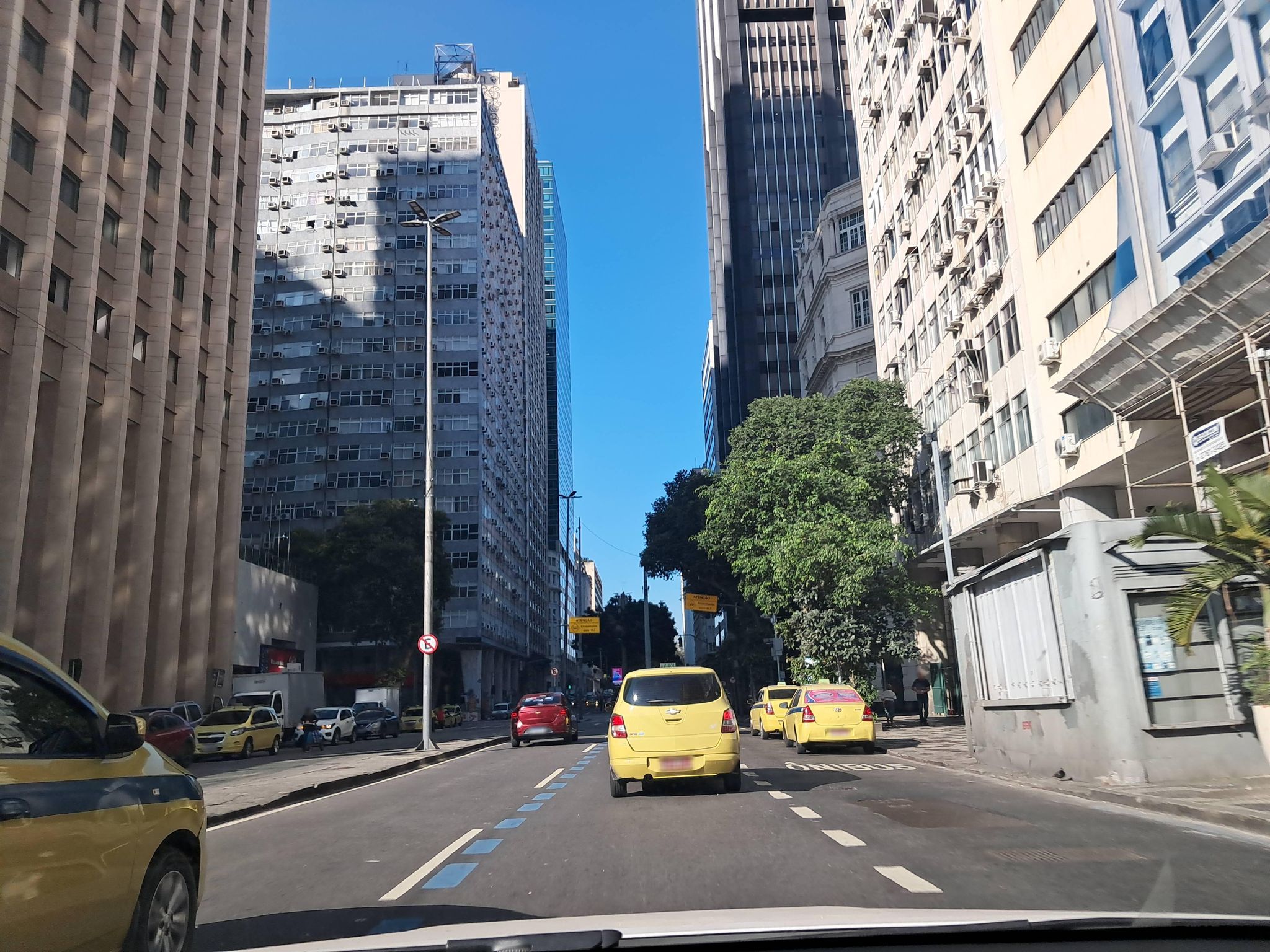 Street-level view near Edifício Capital, Centro