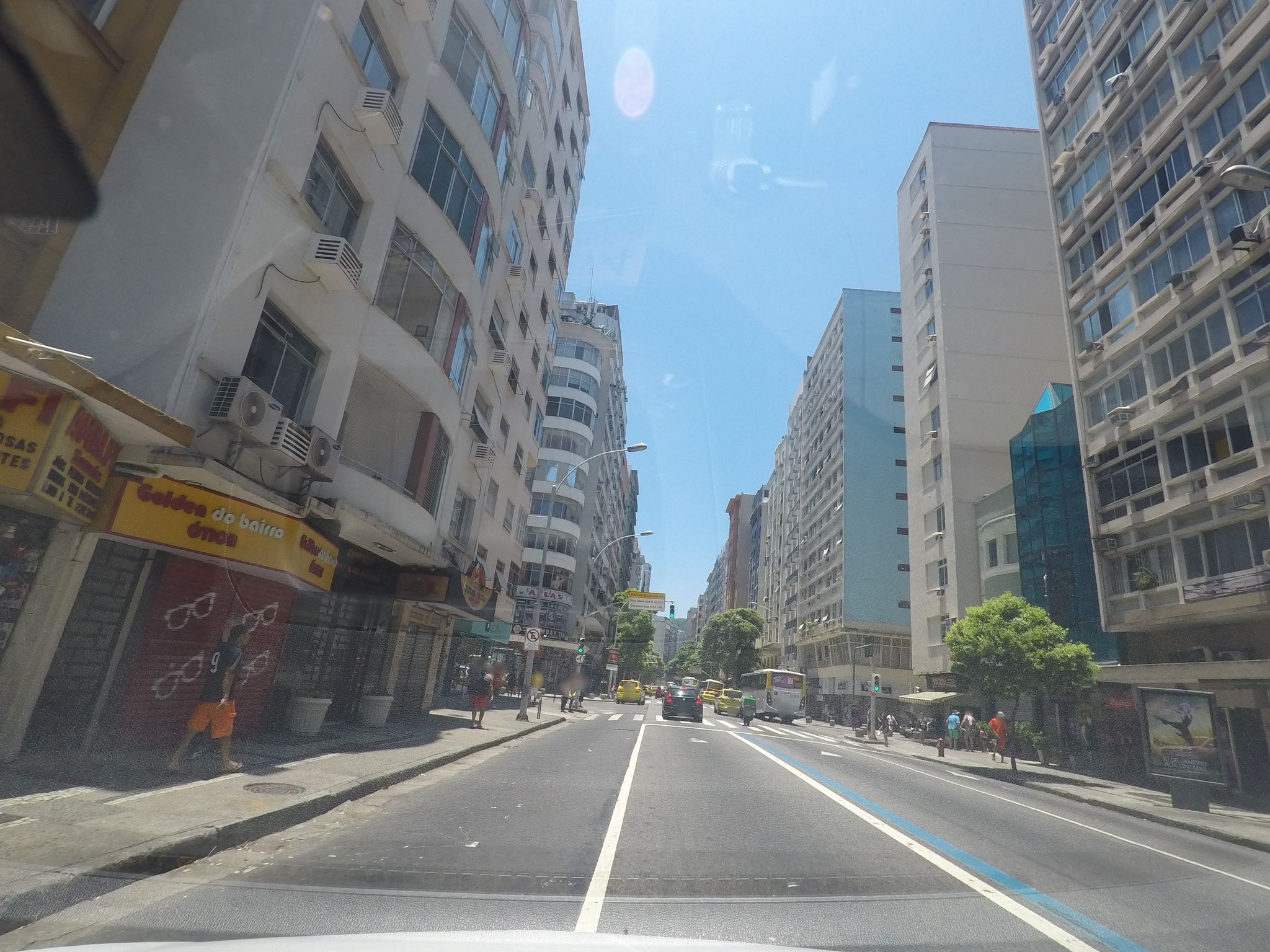 Street-level view near Edifício Capri, Copacabana