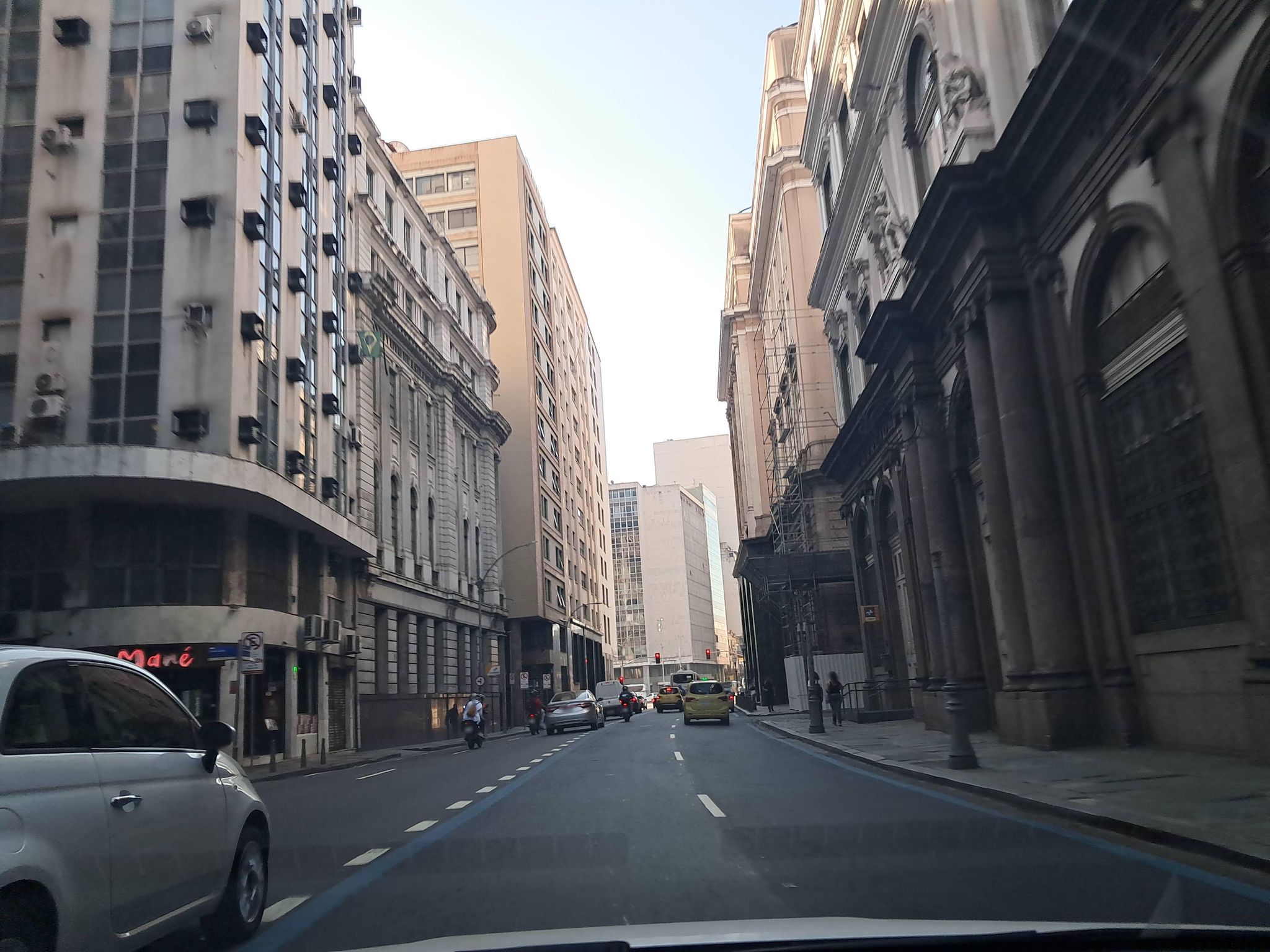 Street-level view near Edifício Carceler, Centro