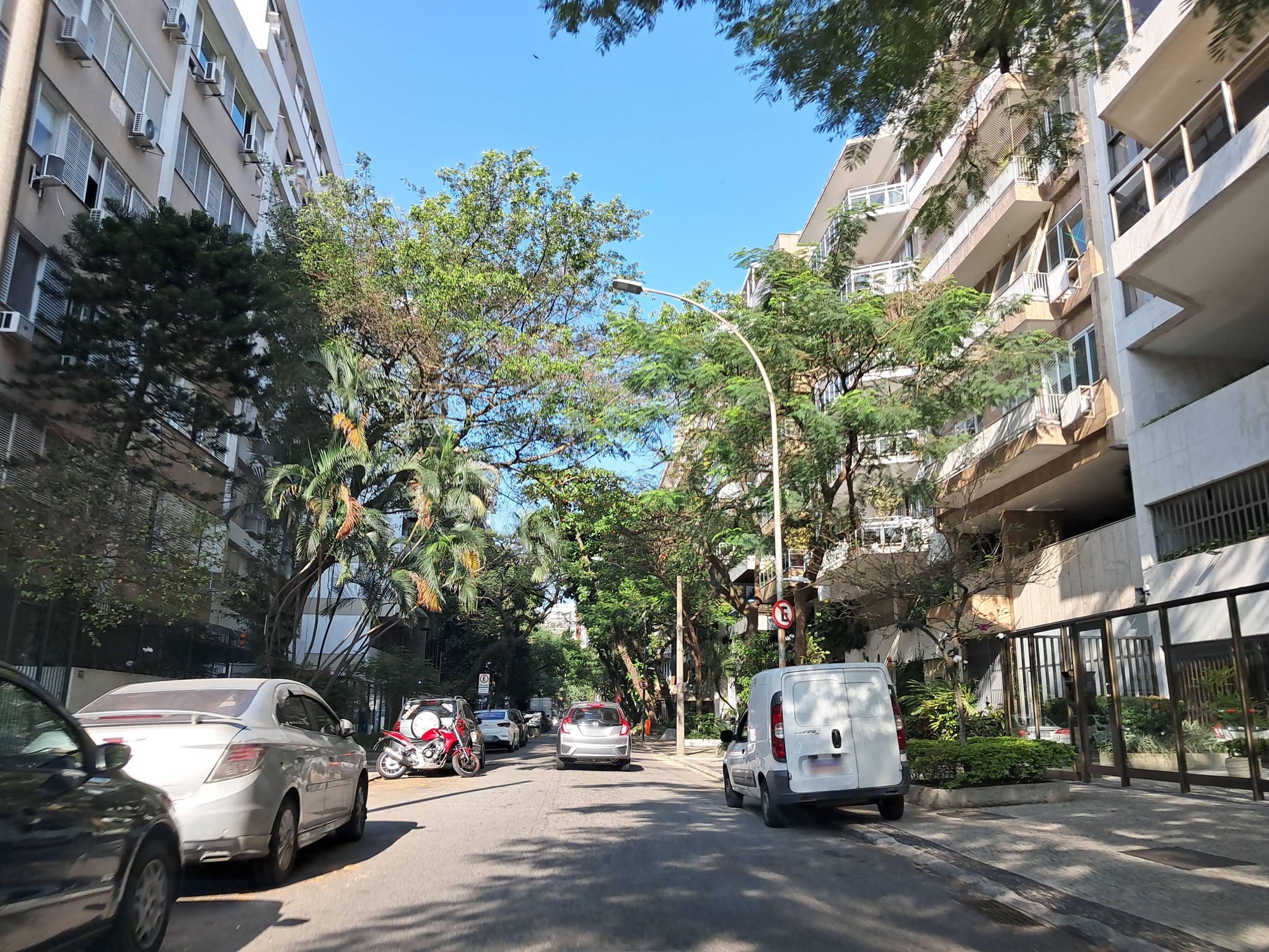 Street-level view near Edifício Carla Maria, Lagoa