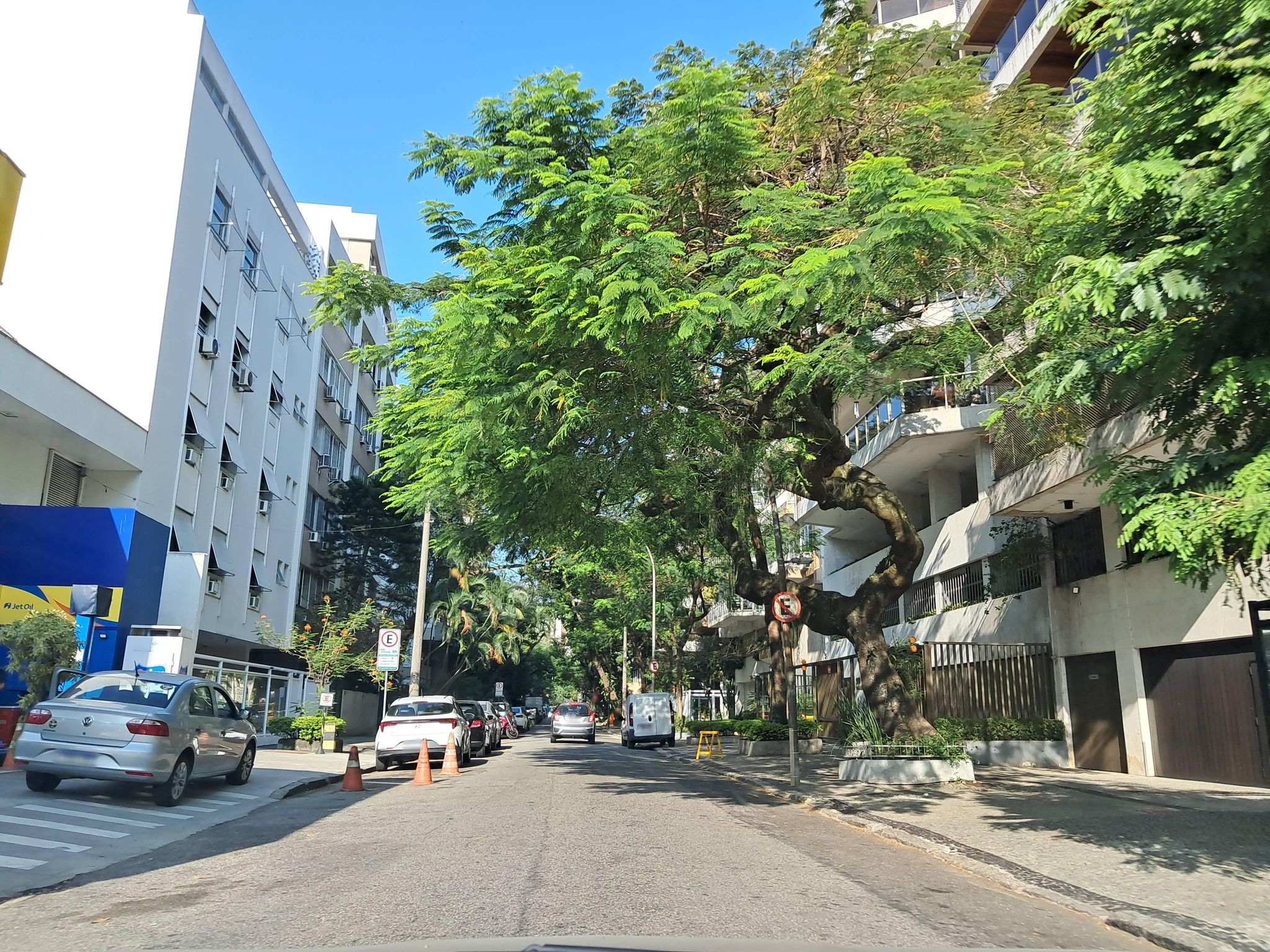 Street-level view near Edifício Carla Maria, Ipanema