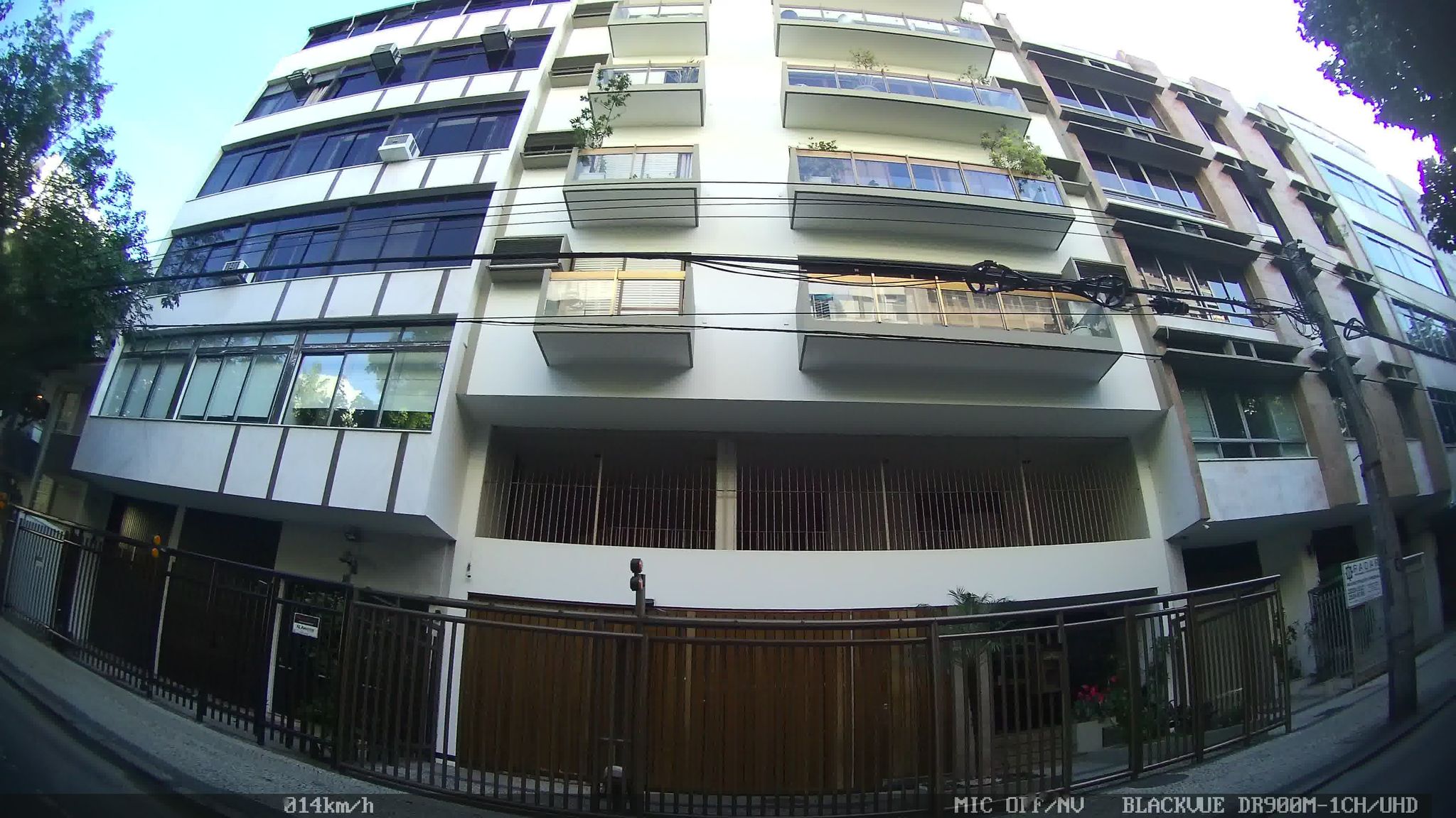 Street-level view near Edifício Carla, Leblon