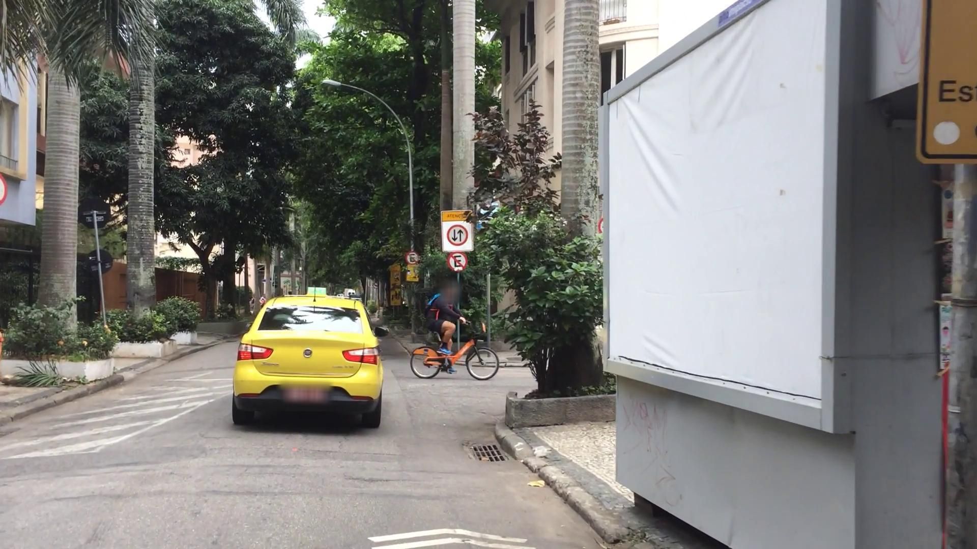 Street-level view near Edifício Carlos de Campos, Laranjeiras