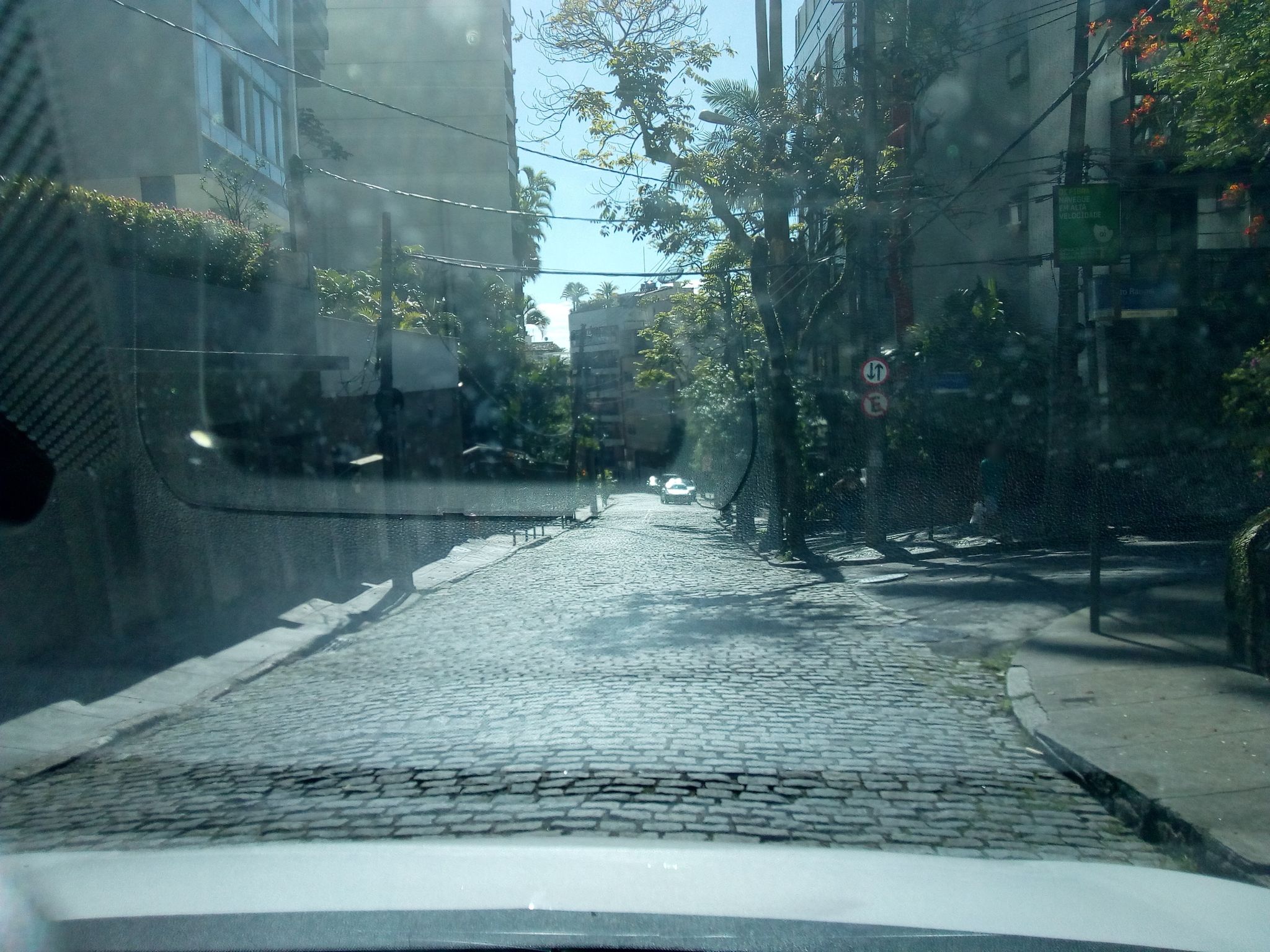 Street-level view near Edifício Carlos Drumond de Andrade, Leblon
