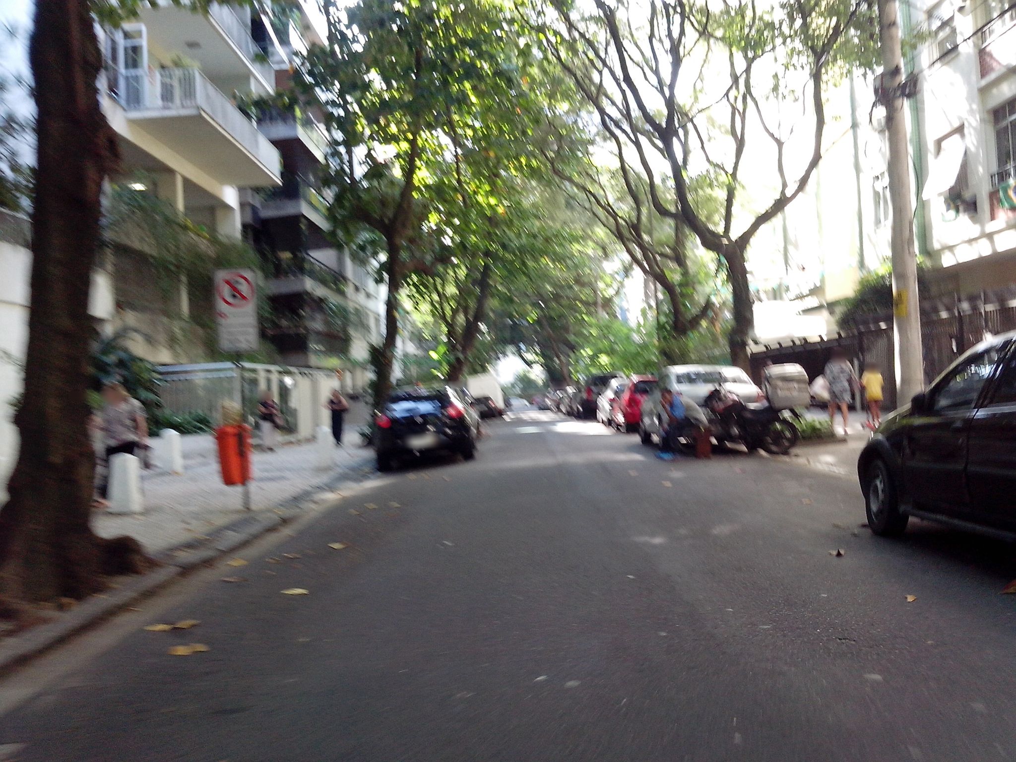 Street-level view near Edifício Carlos Gois, Leblon