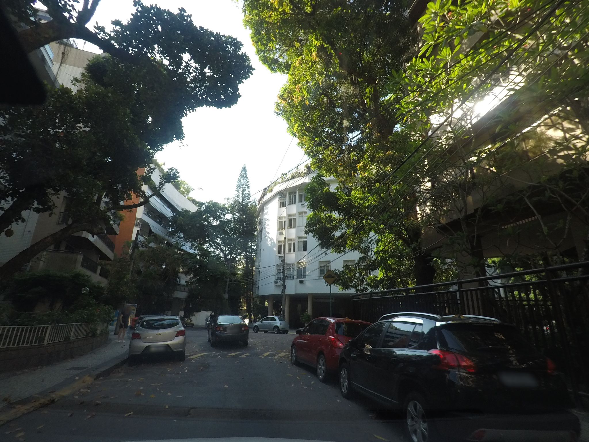Street-level view near Edifício Carlos Urquiza, Jardim Botânico