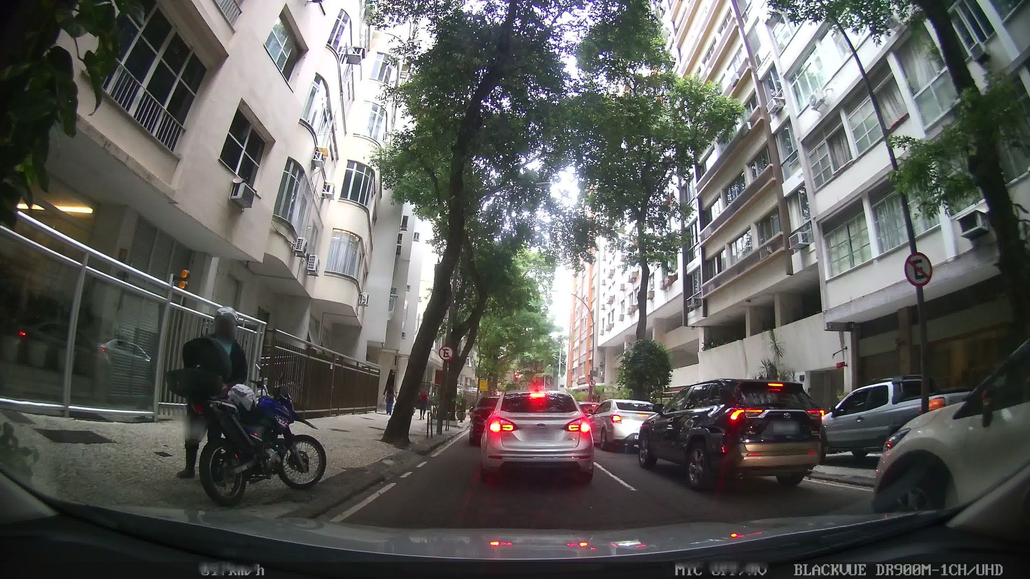 Street-level view near Edifício Caroline II, Lagoa