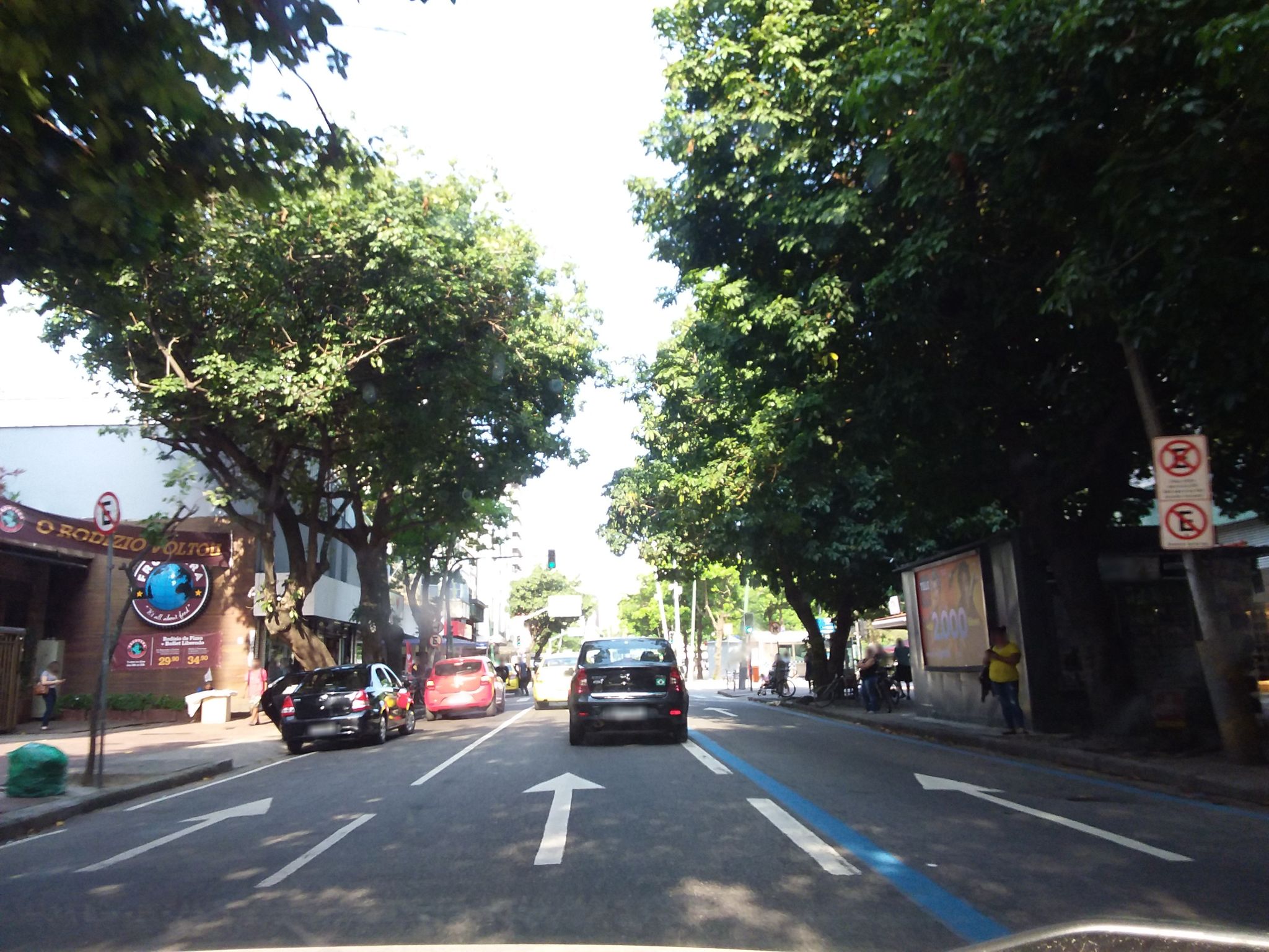 Street-level view near Edifício Casa da Praça, Ipanema