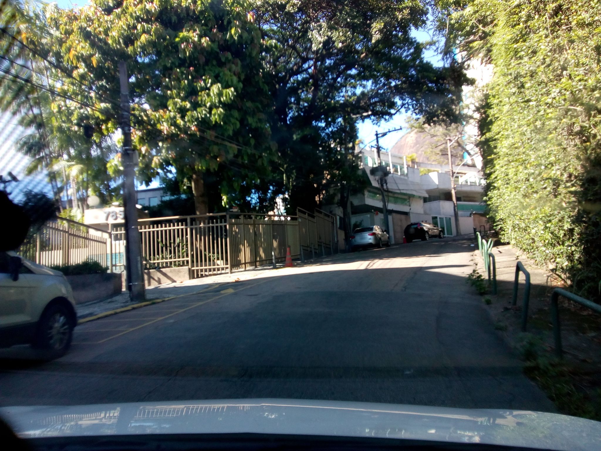 Street-level view near Edifício Castella Mare, Leblon