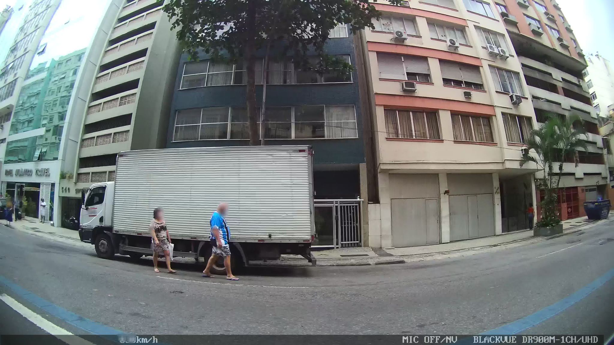 Street-level view near Edifício Castro Mendes, Copacabana