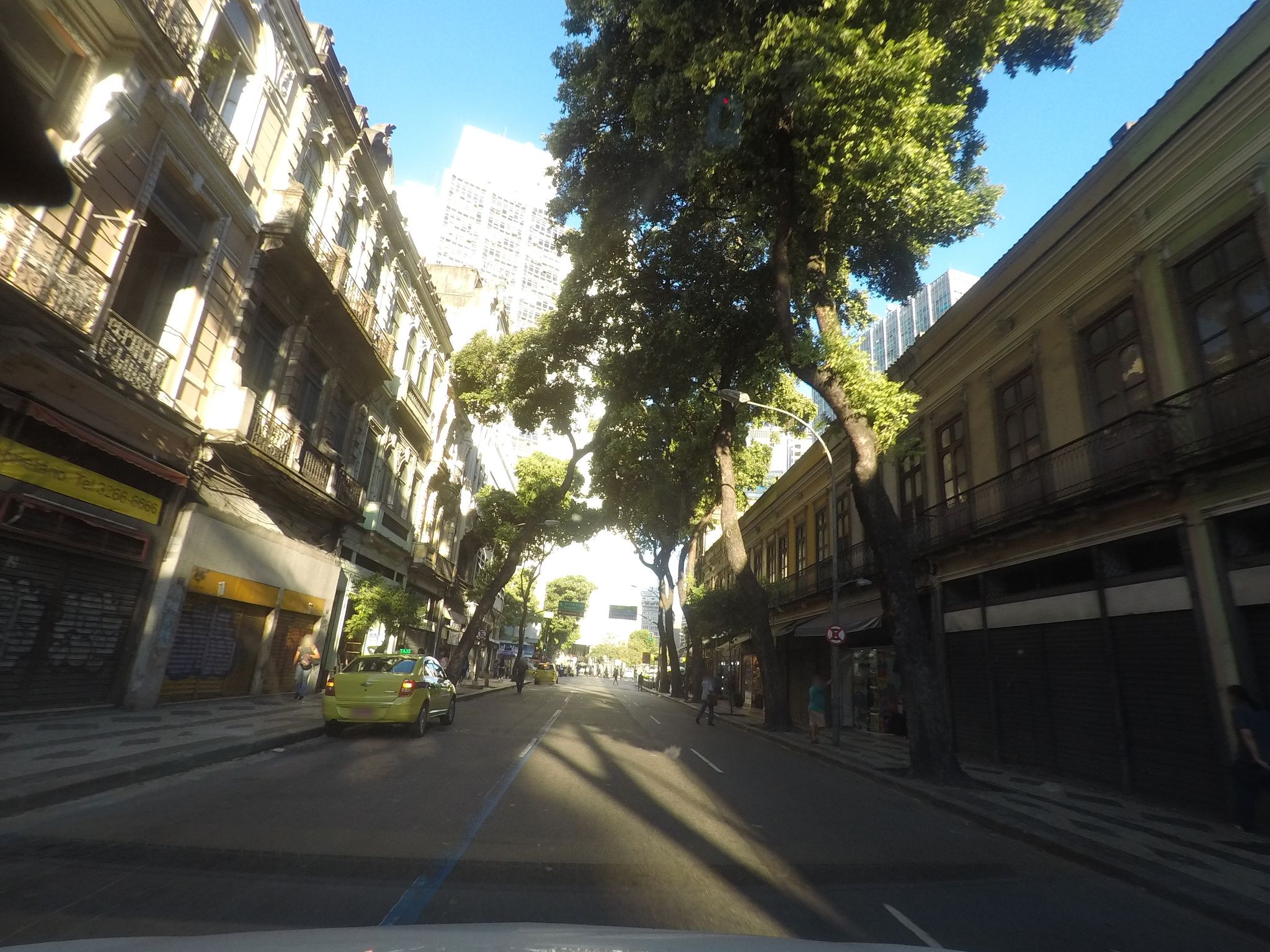 Street-level view near Edifício Castro Pinto, Centro