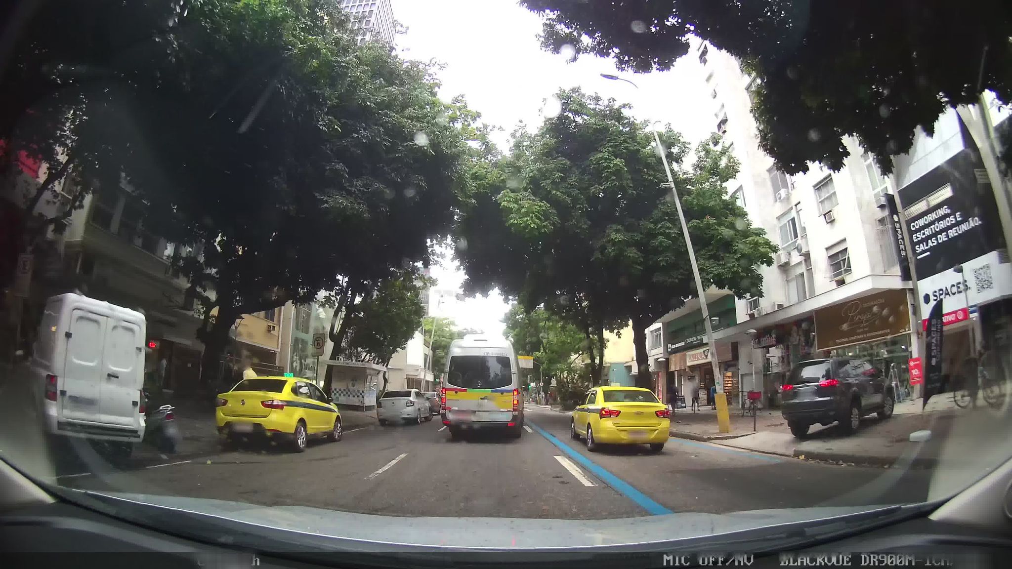 Street-level view near Edifício Catalina, Ipanema