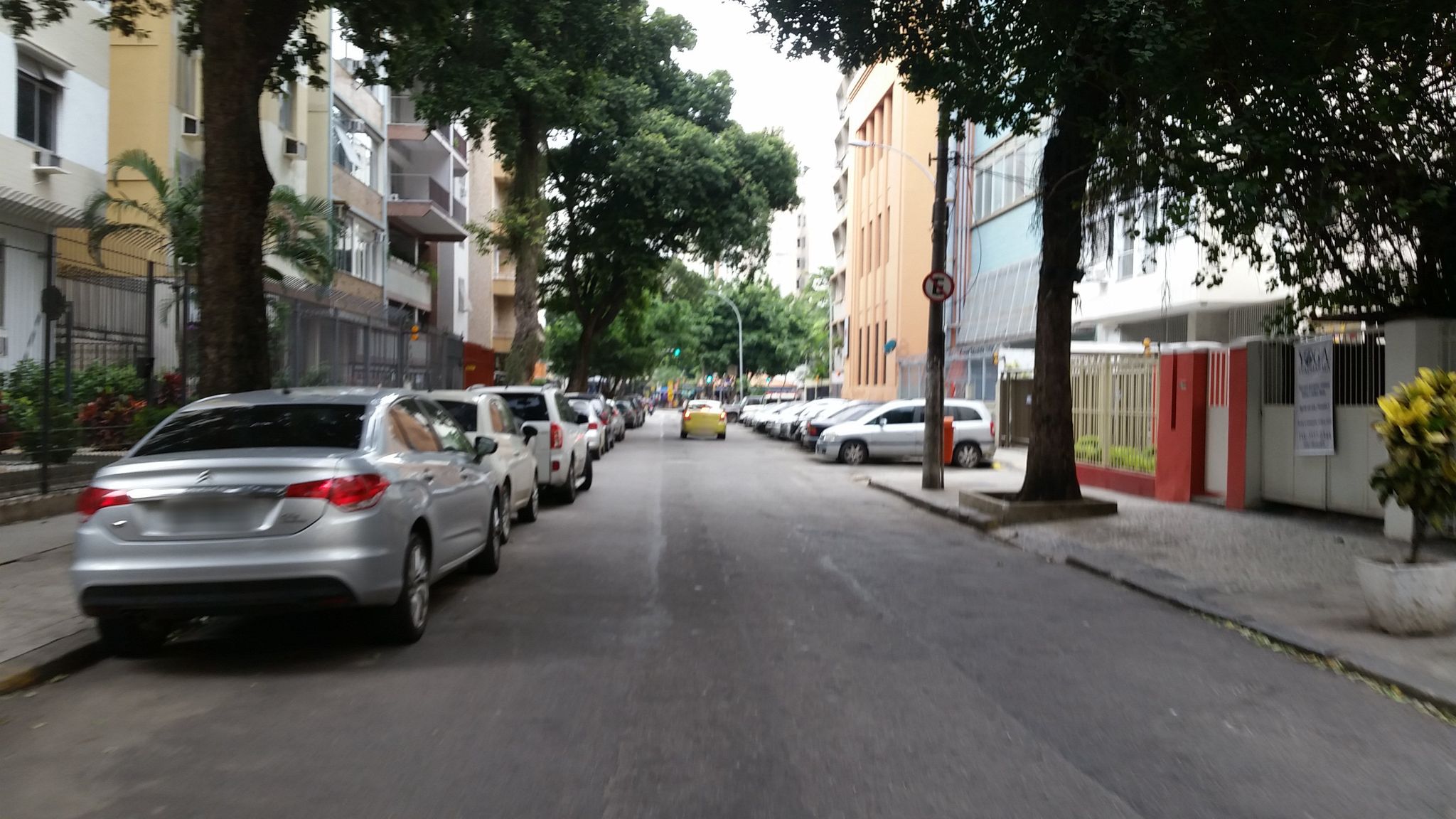 Street-level view near Edifício Caviuna, Catete