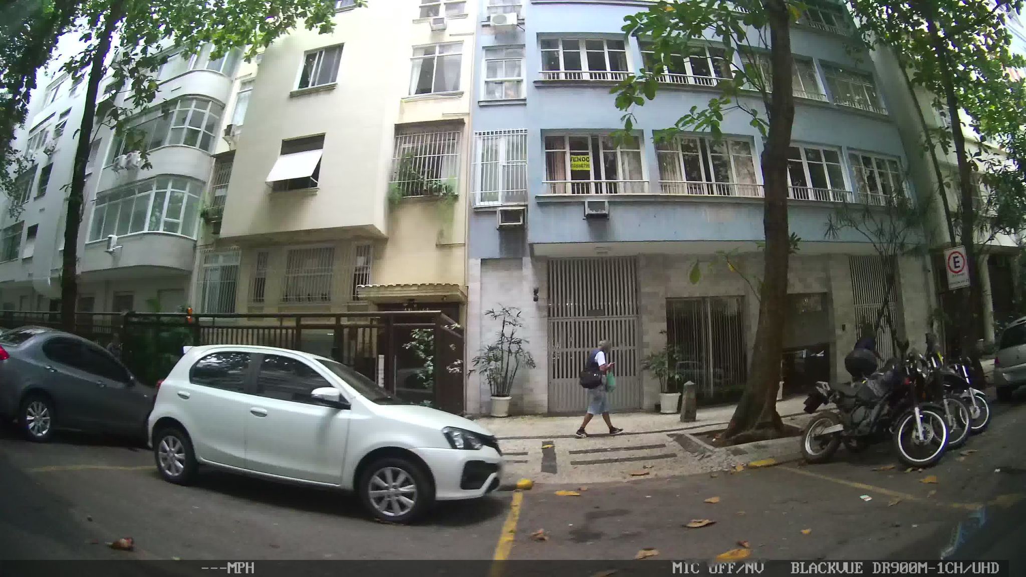 Street-level view near Edifício Cel Picanço da Costa, Leme