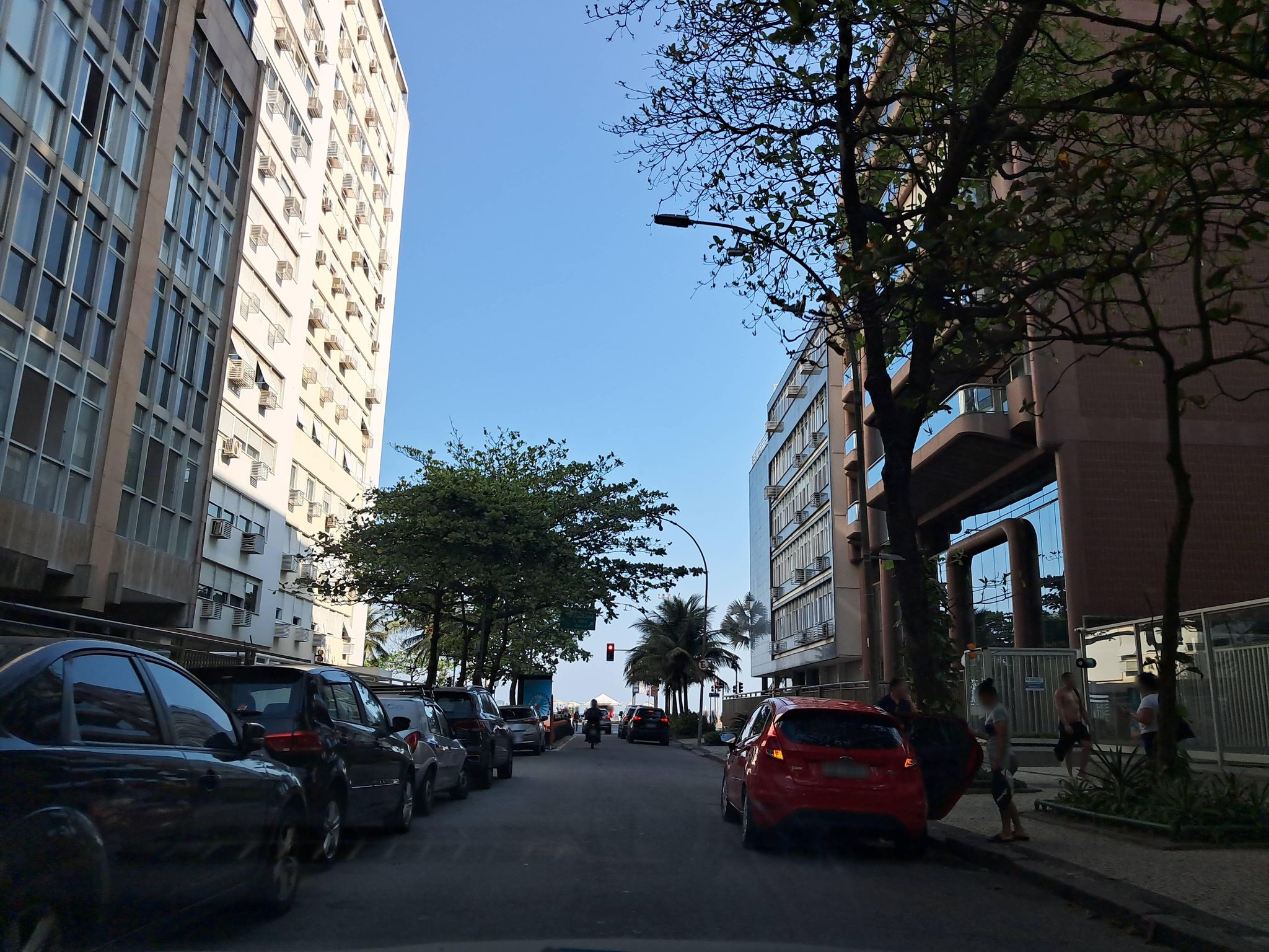 Street-level view near Edifício Celso Suckow da Fonseca, Ipanema