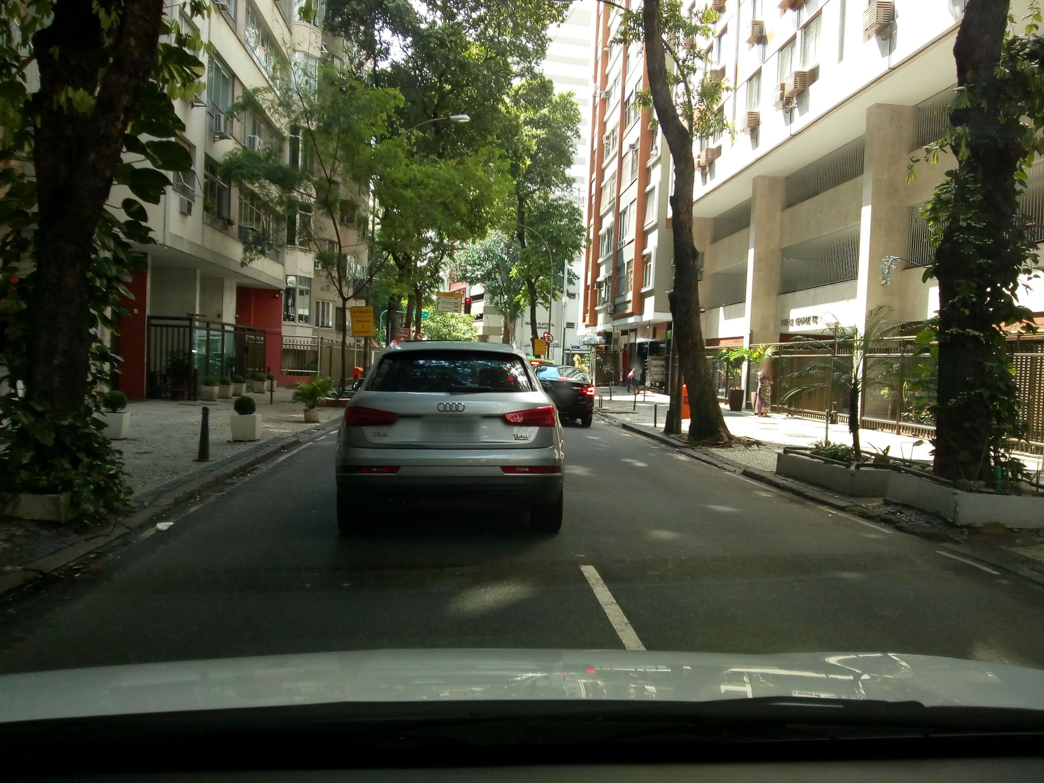Street-level view near Edifício Centauro, Copacabana