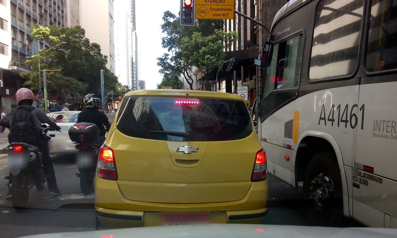 Street-level view near Edifício Center, Centro
