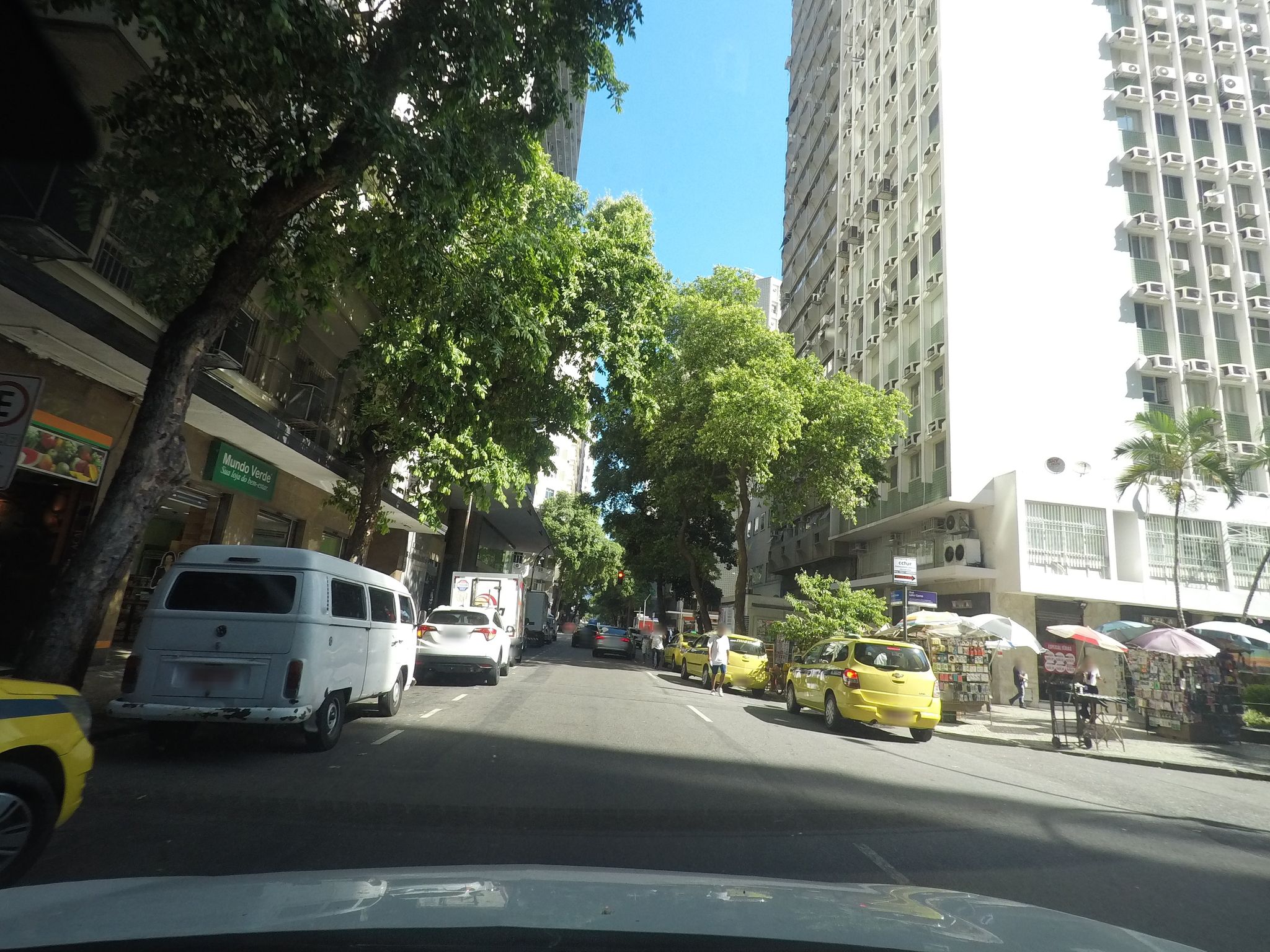 Street-level view near Edifício Central 13 de Maio, Centro