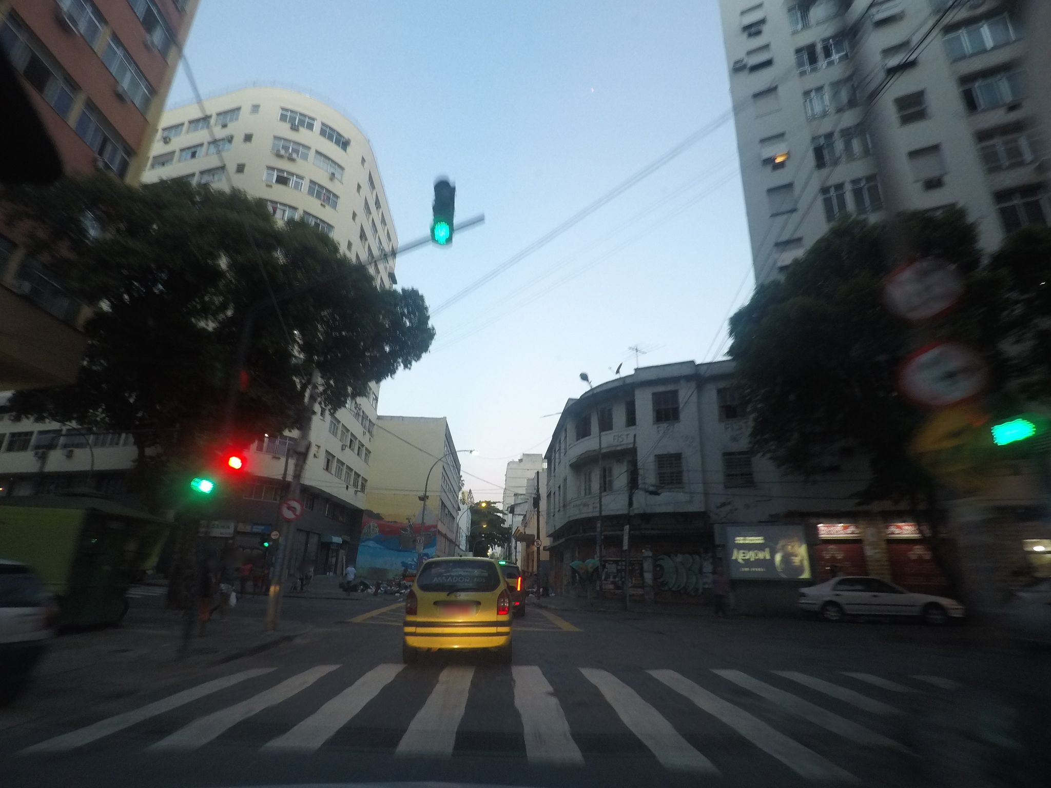 Street-level view near Edifício Centro Real, Centro