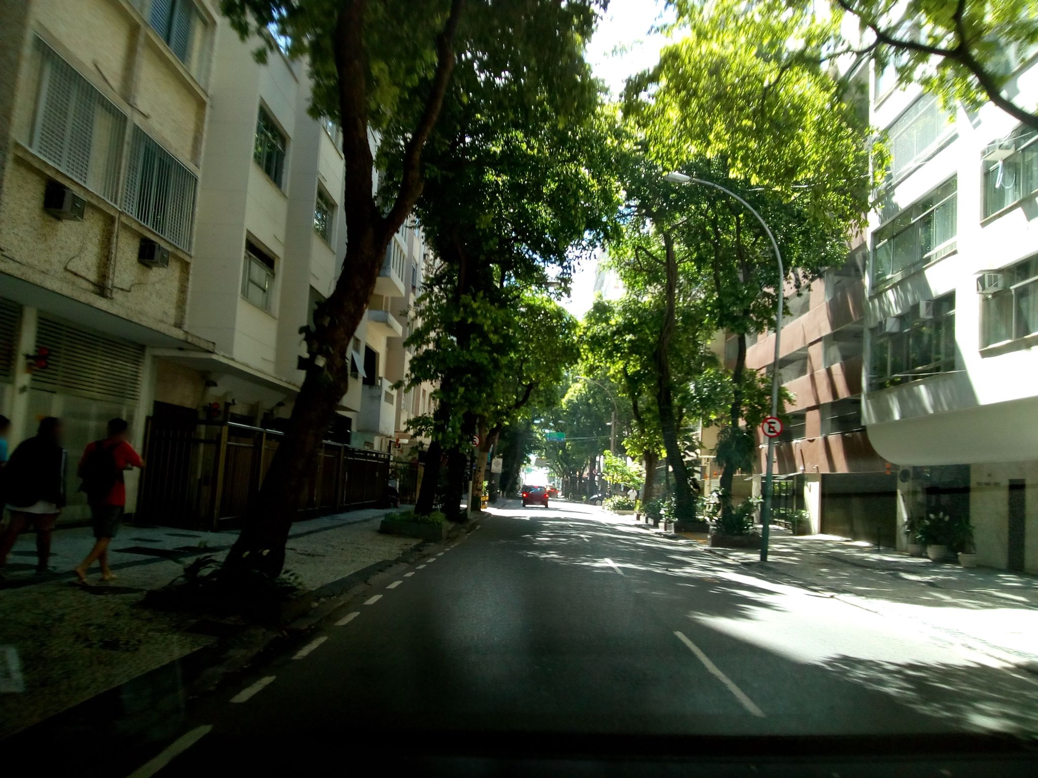 Street-level view near Edifício Chamonix, Copacabana