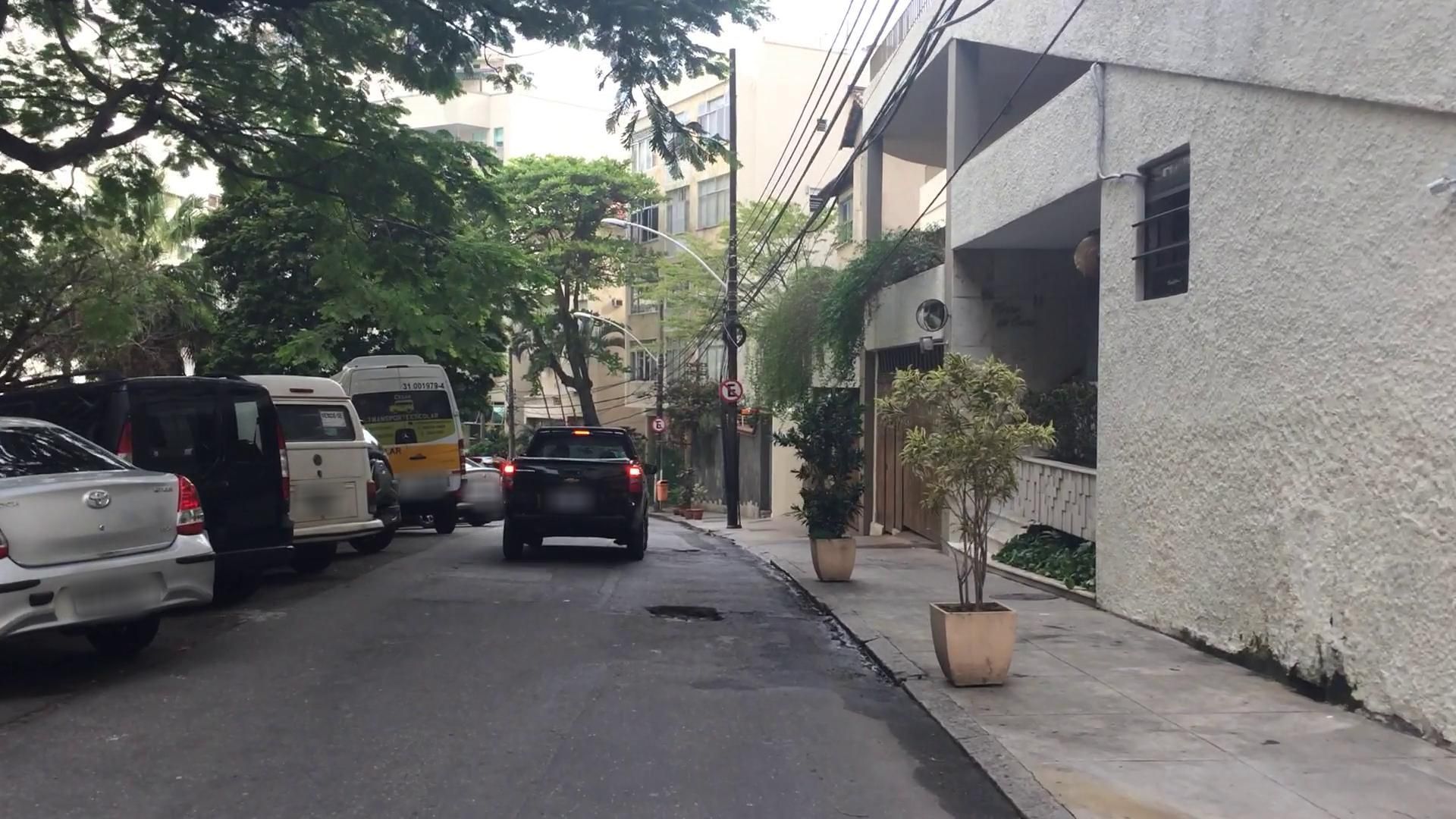 Street-level view near Edifício Chanteclair, Laranjeiras