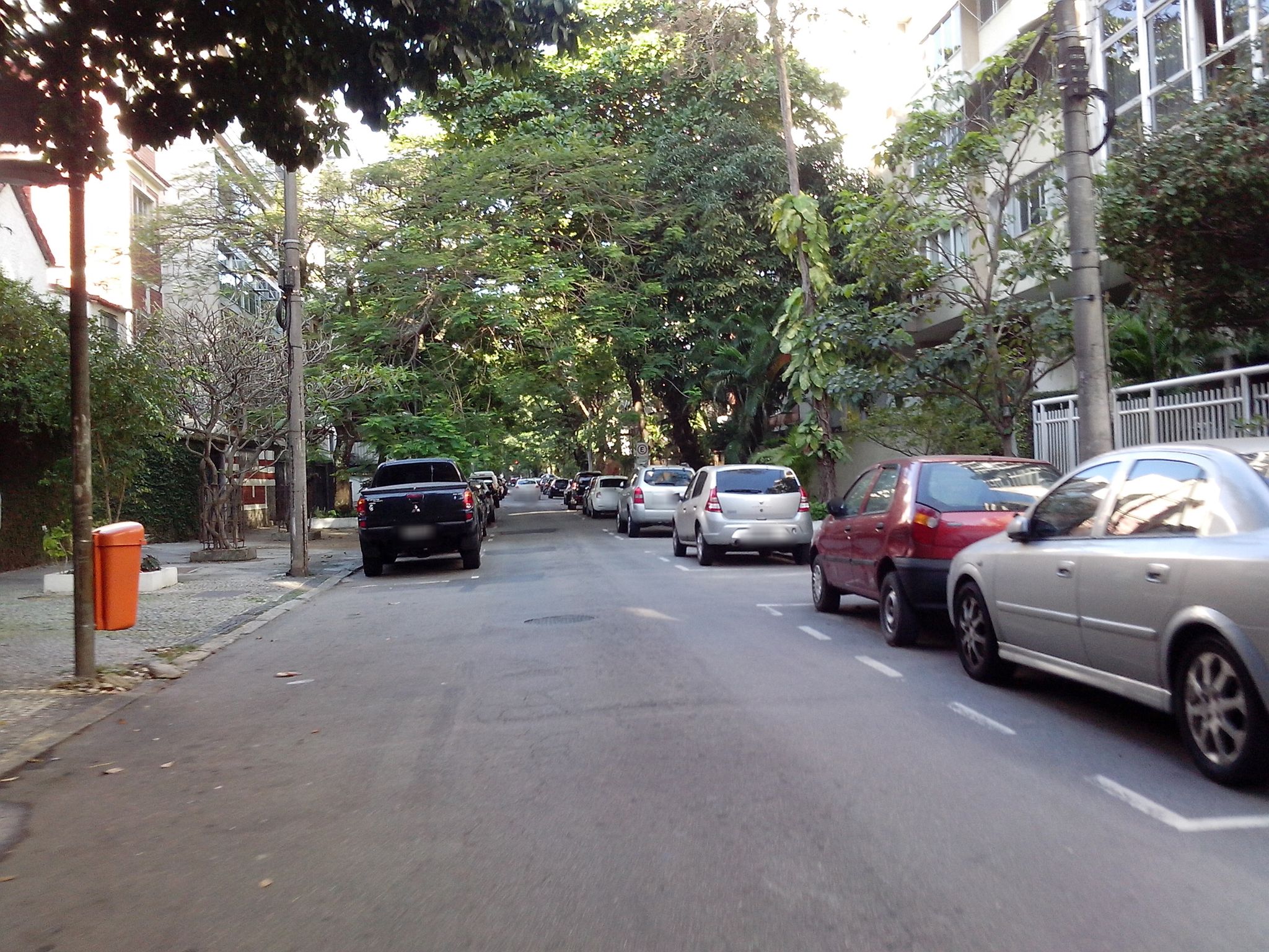 Street-level view near Edifício Charles Dickens, Ipanema