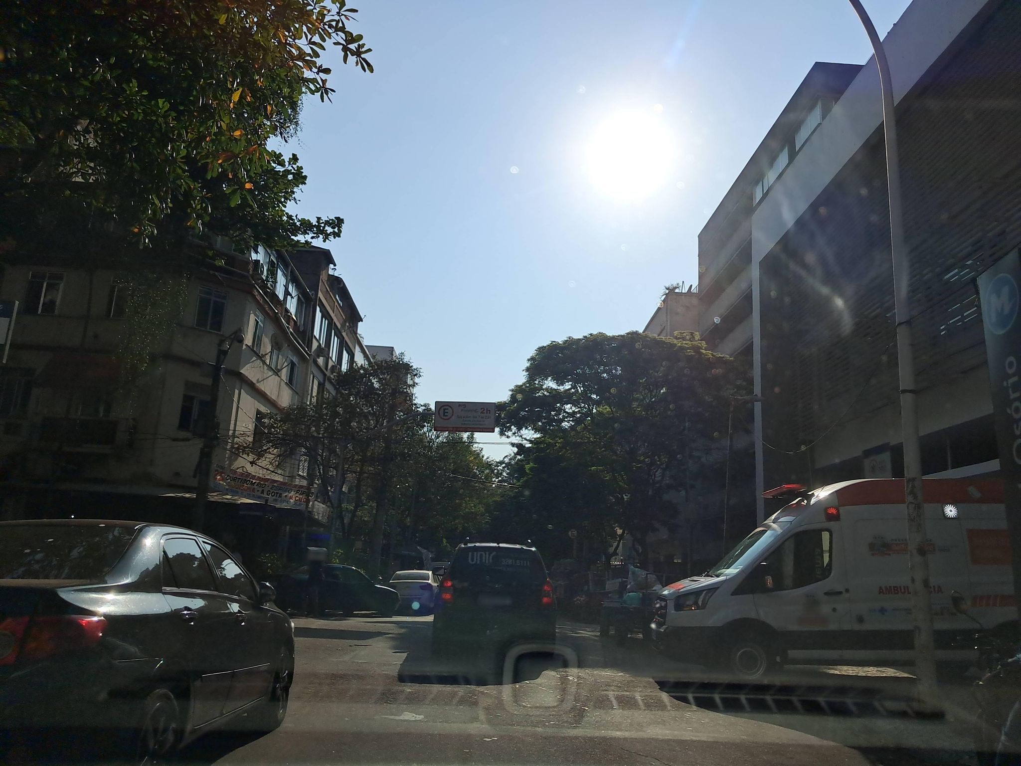 Street-level view near Edifício Charles Georges, Ipanema