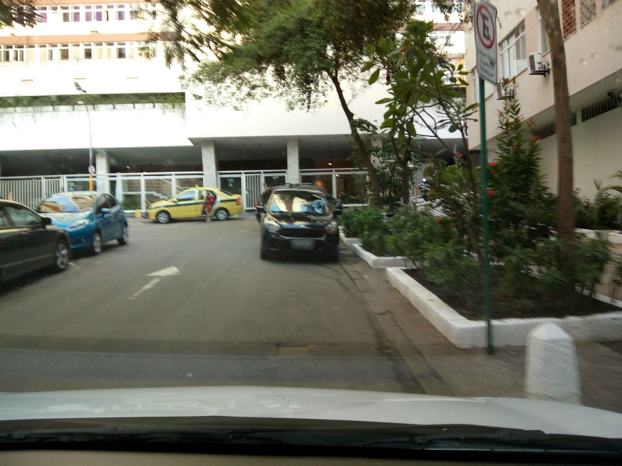 Street-level view near Edifício Chateau Belle Vue, Lagoa
