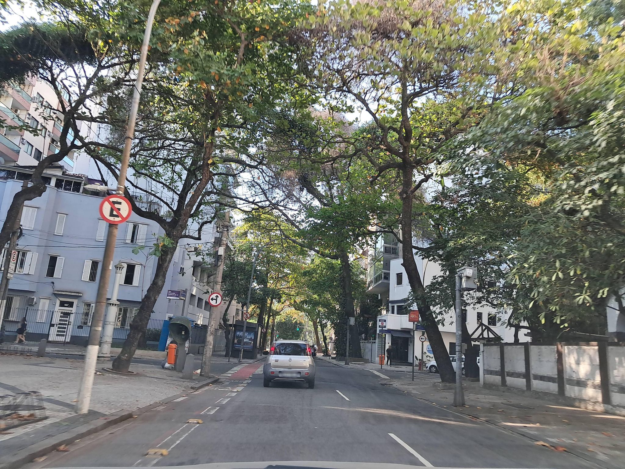 Street-level view near Edifício Chateau D Argent, Lagoa