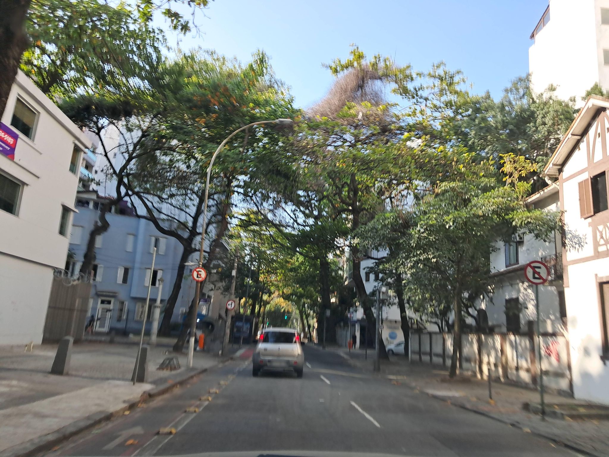 Street-level view near Edifício Chateau D Argent, Ipanema