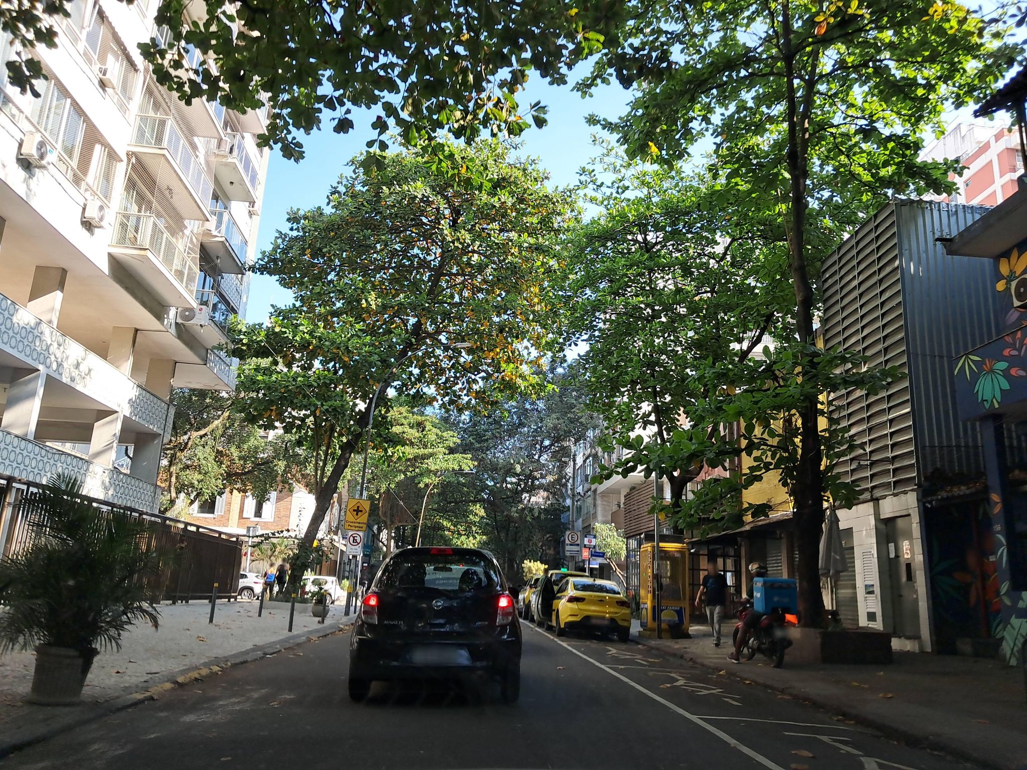 Street-level view near Edifício Chateau de Deauvlille, Ipanema