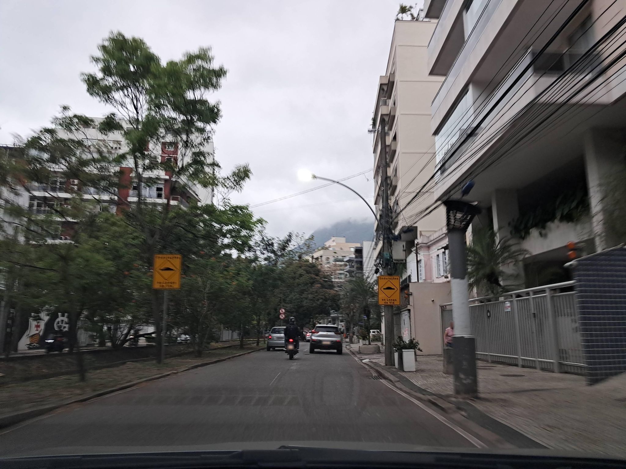 Street-level view near Edifício Chateau Du Chevalier, Lagoa