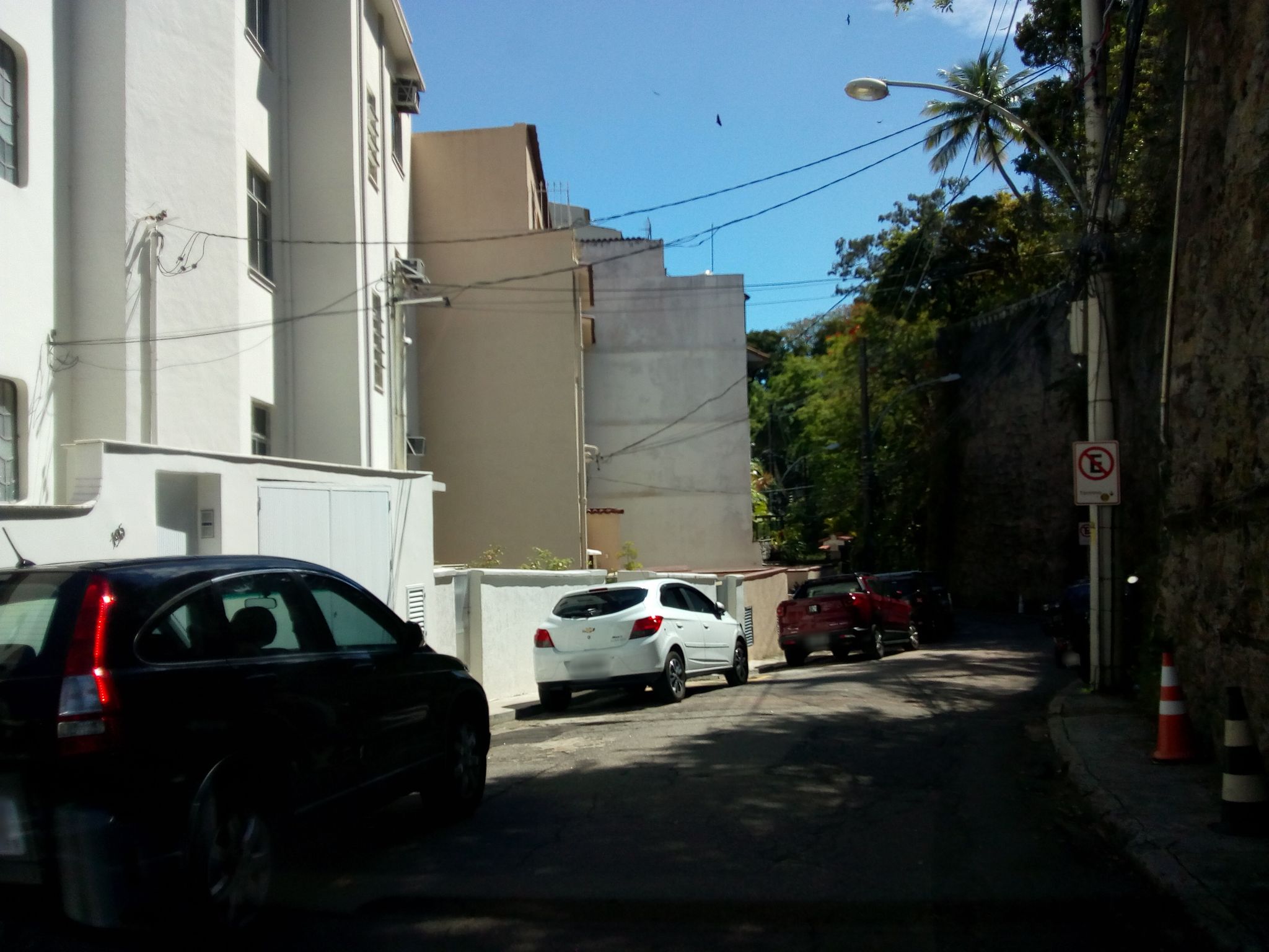 Street-level view near Edifício Chorles Astor, Urca