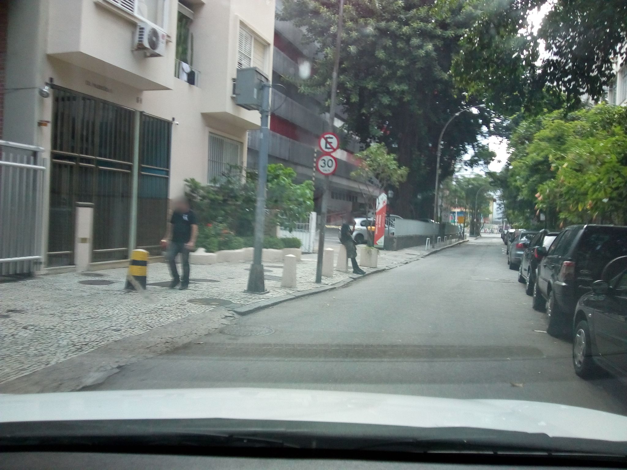 Street-level view near Edifício Cibelle, Copacabana