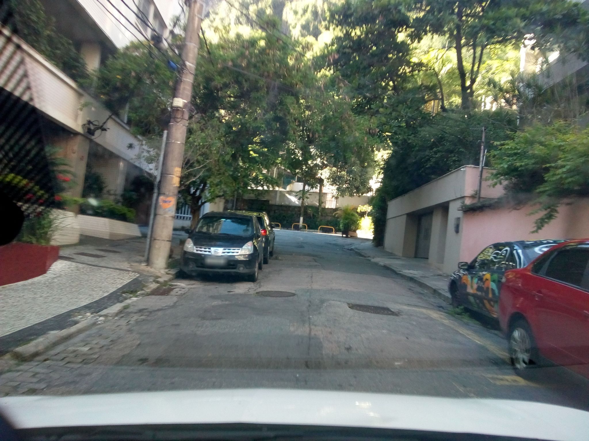 Street-level view near Edifício Cidade Campestre, Leblon