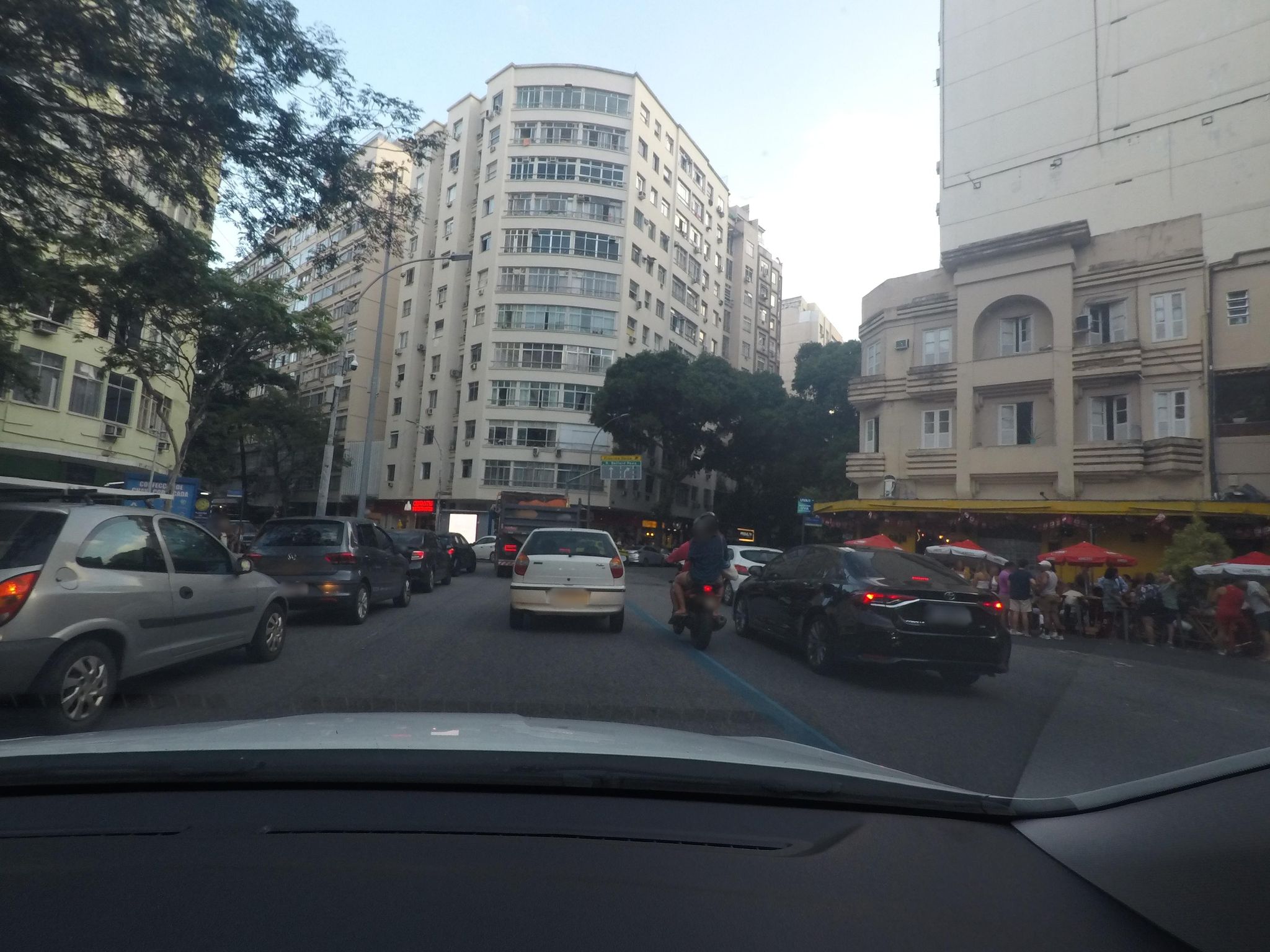 Street-level view near Edifício Ciência, Copacabana