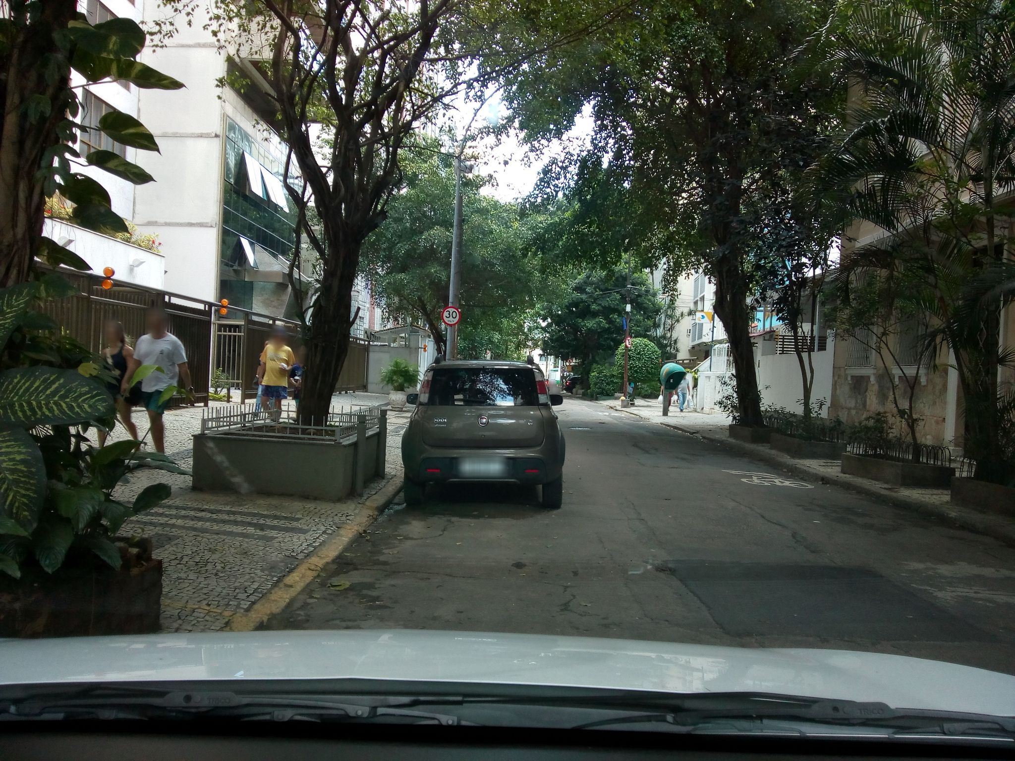 Street-level view near Edifício Cinco de Julho, Copacabana