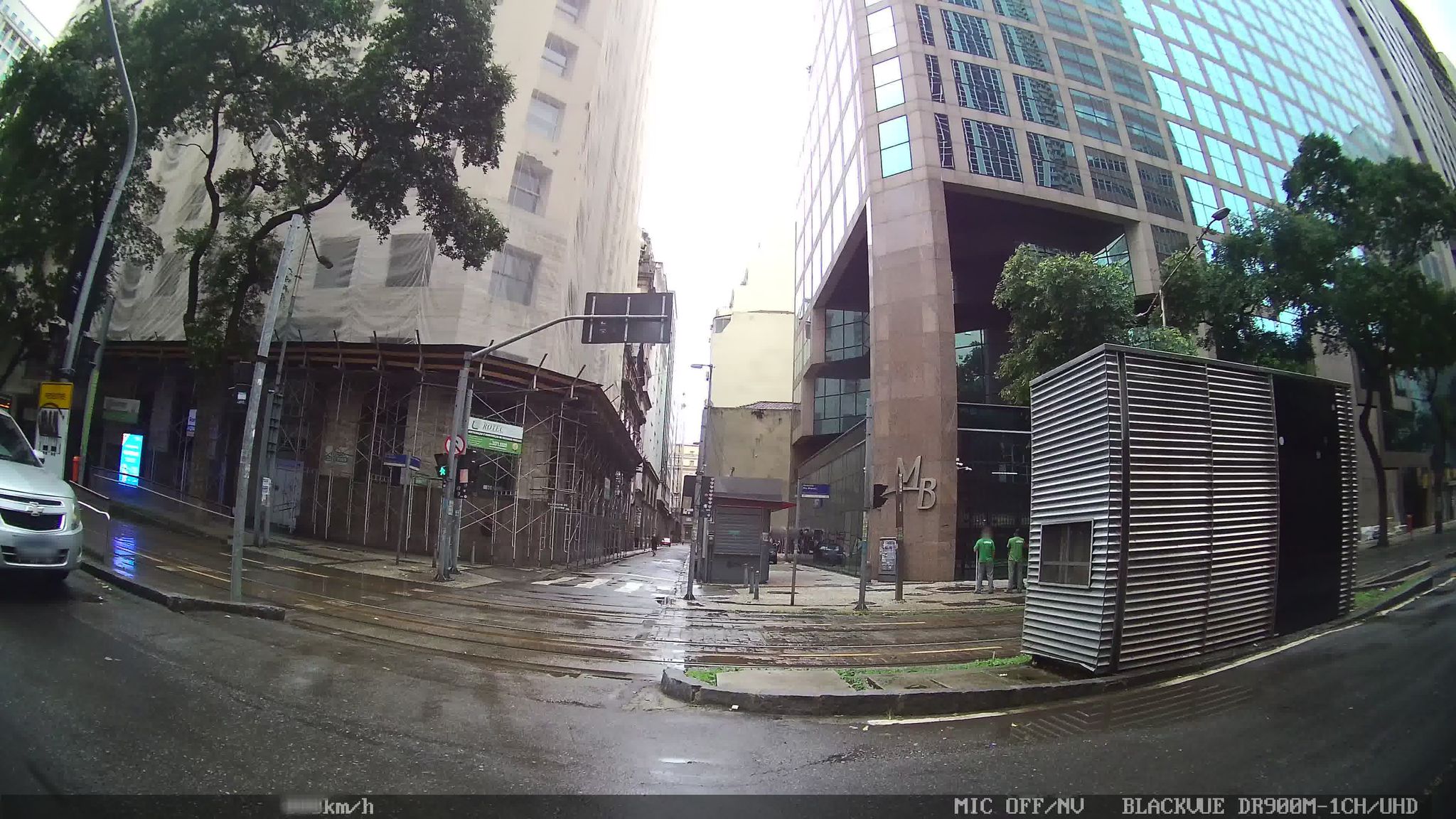 Street-level view near Edifício City, Glória