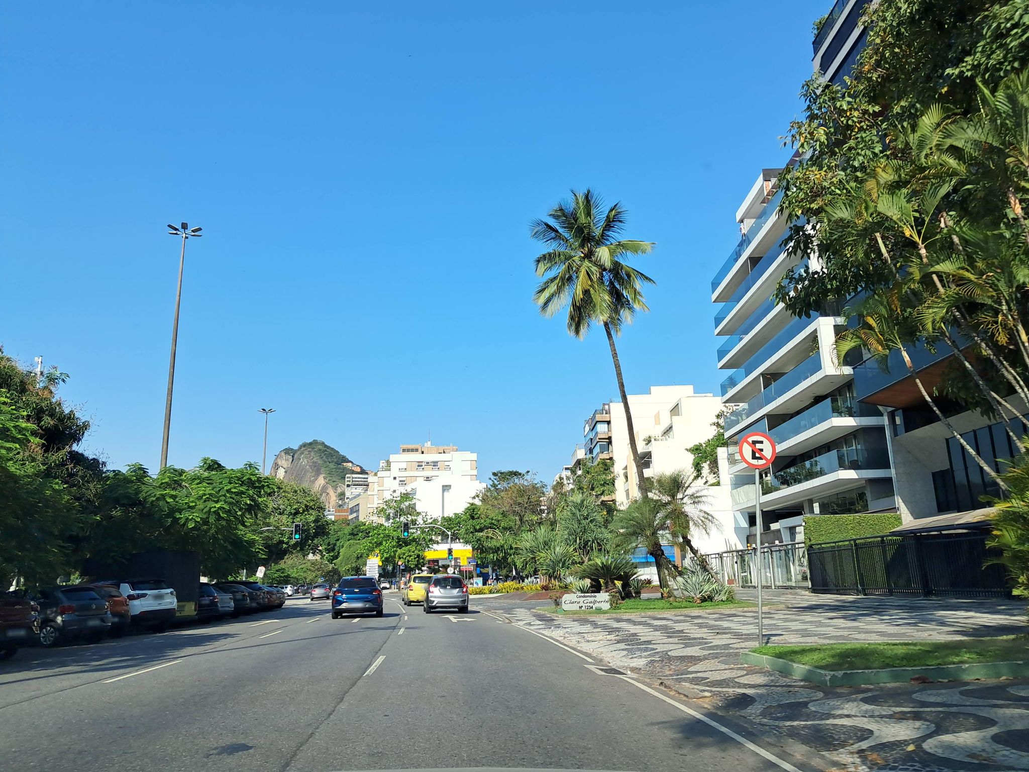 Street-level view near Edifício Clara Galperin, Lagoa