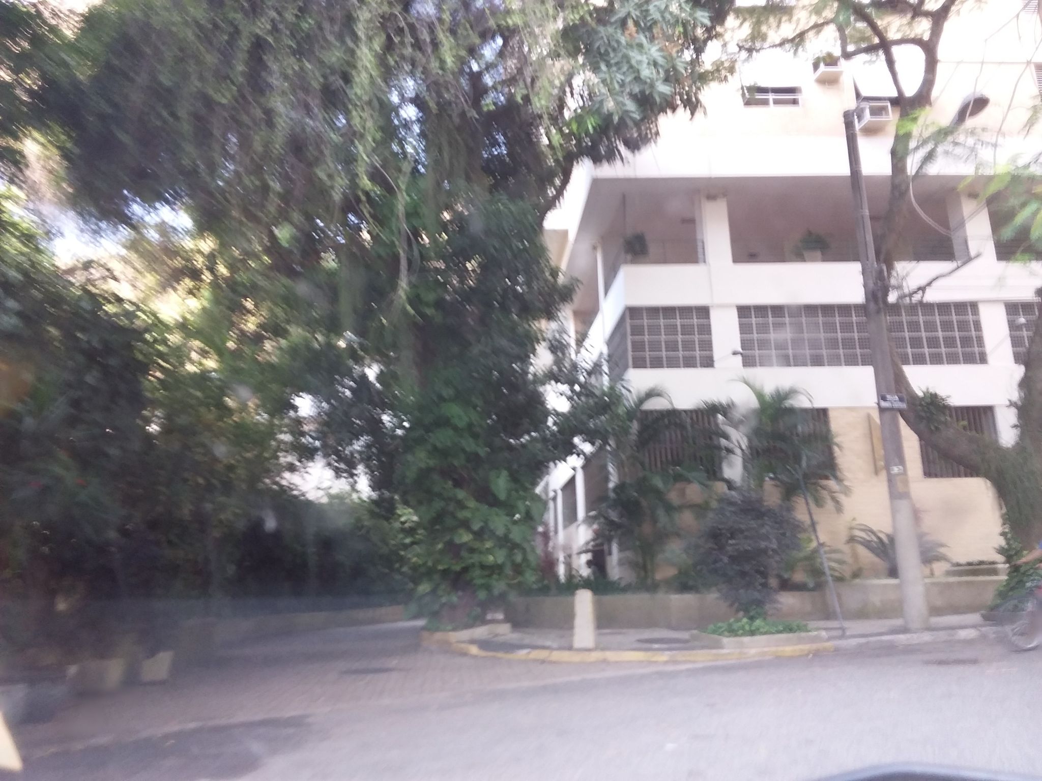 Street-level view near Edifício Classe Tornado, Botafogo