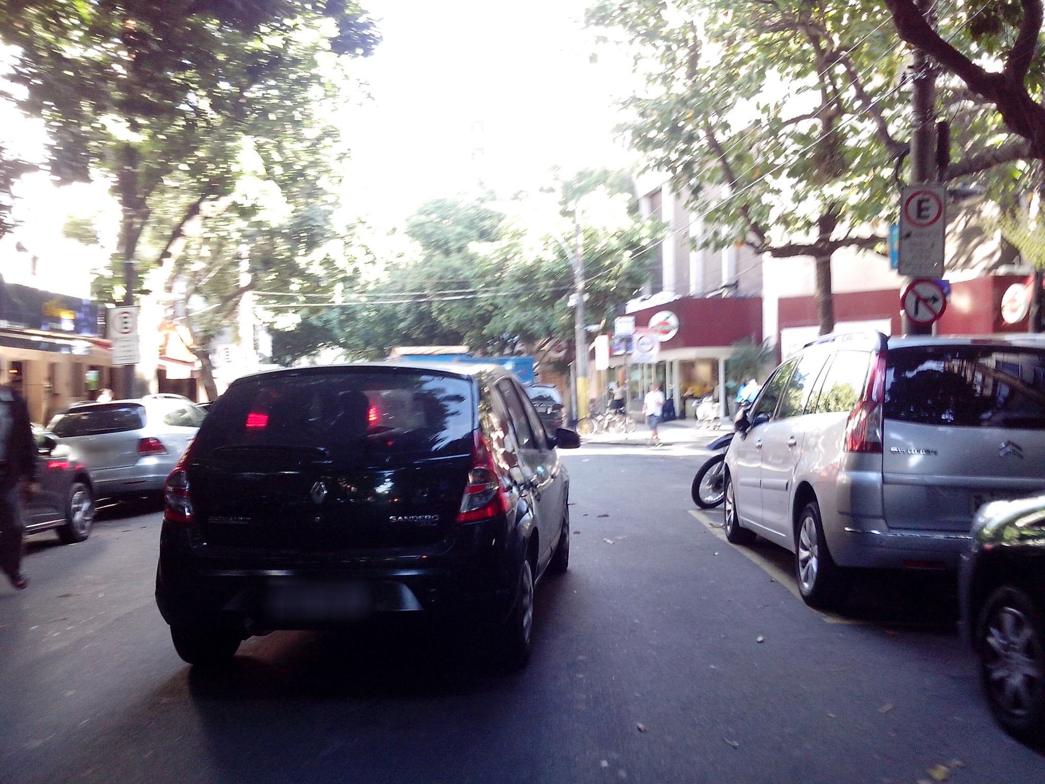 Street-level view near Edifício Claudia, Leblon